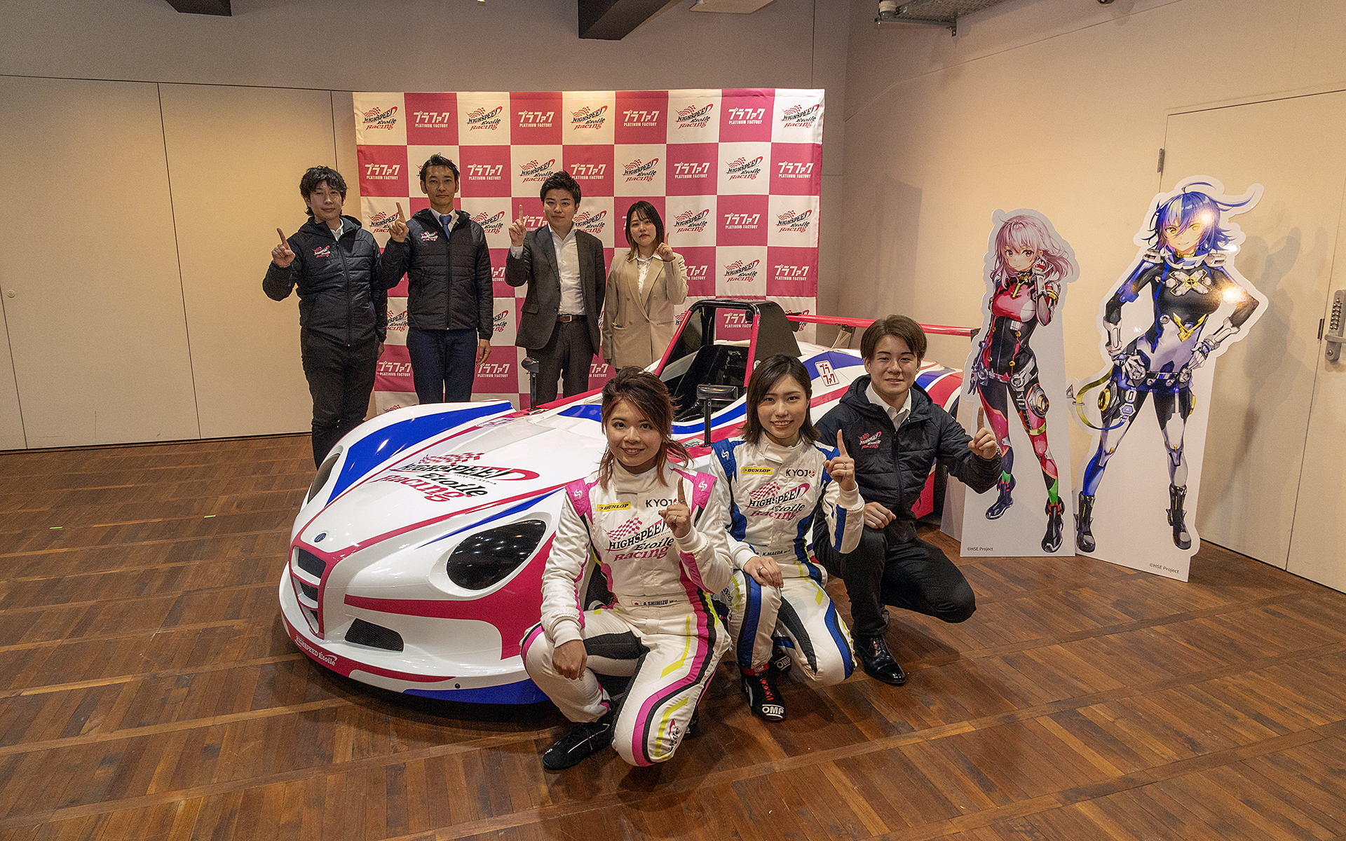 TVアニメ「HIGHSPEED Etoile（ハイスピード エトワール）」とコラボレーションした女性ドライバーによるカーレースチーム「ハイスピード エトワール レーシング」の発足記者発表会。手前左から清水愛選手、前田琴未選手、監督の川合孝太汰氏。後列はアニメ製作側のプロデューサー、チーム運営側代表の方々