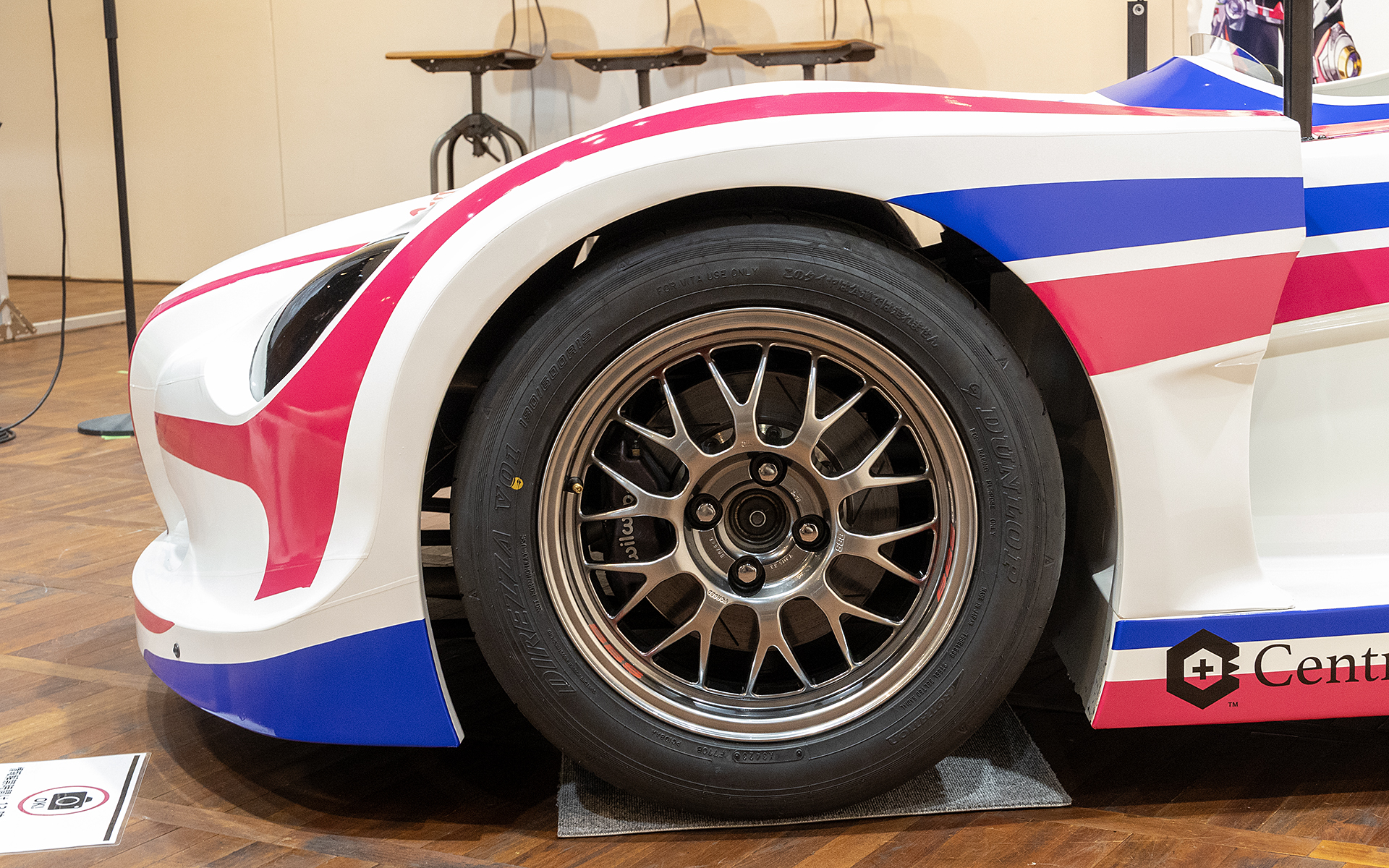 タイヤはVITA専用品で公道走行不可のダンロップ ディレッツァV01。サイズは前後とも190/600R15