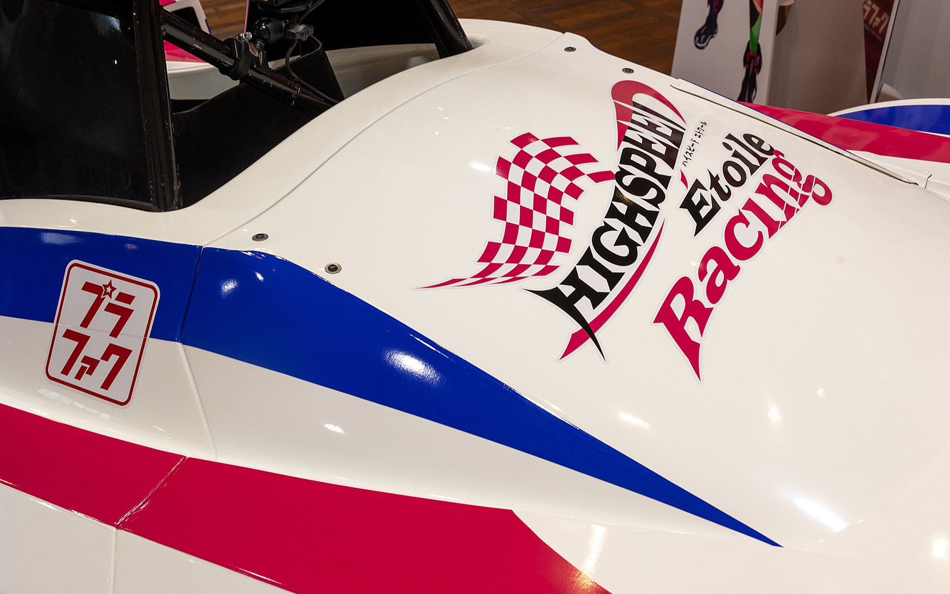 リアカウルにはチームロゴが入る