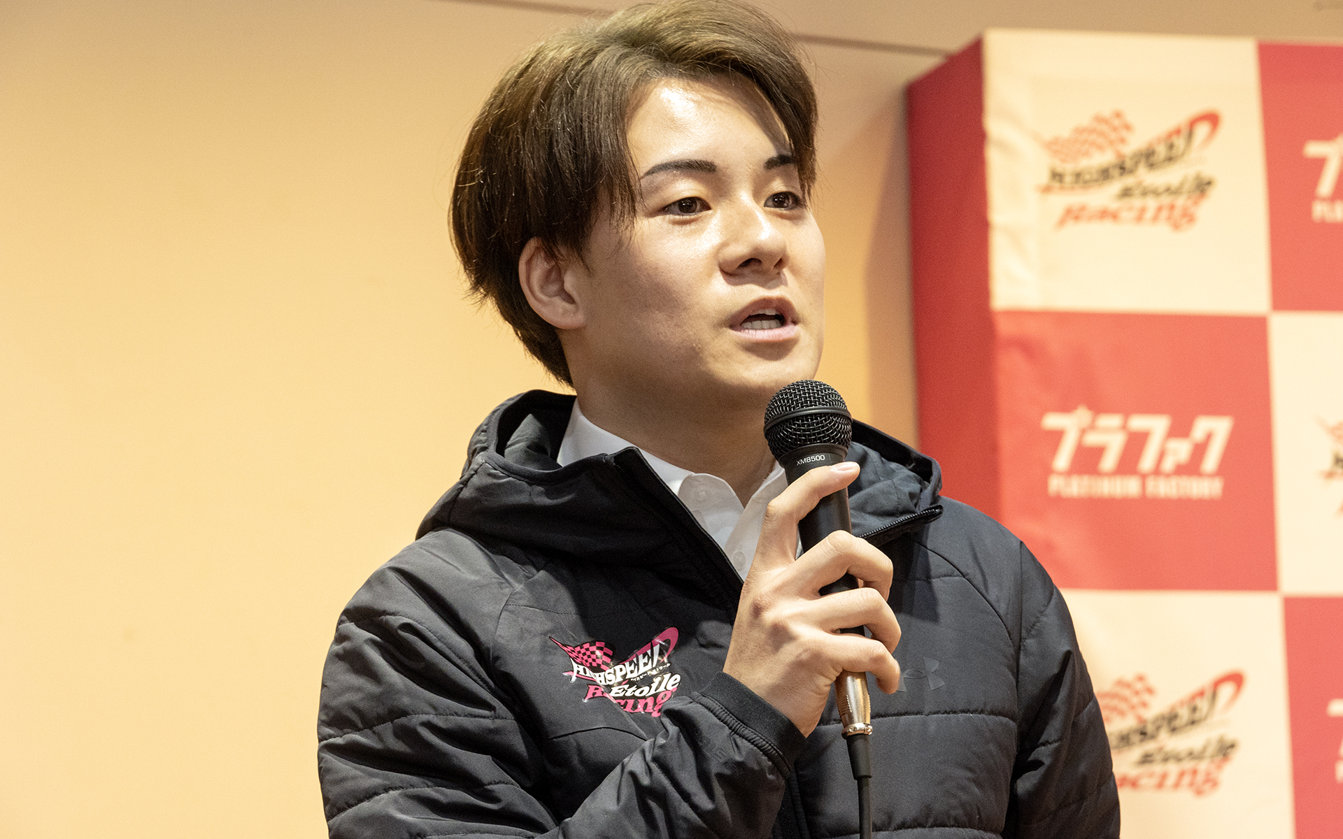 監督は現役レーシングドライバーでもある川合孝汰氏。2023年はSUPER GTのGT300クラスにてシリーズチャンピオンを獲得している（埼玉トヨペット Green Brave/GR SUPRA）