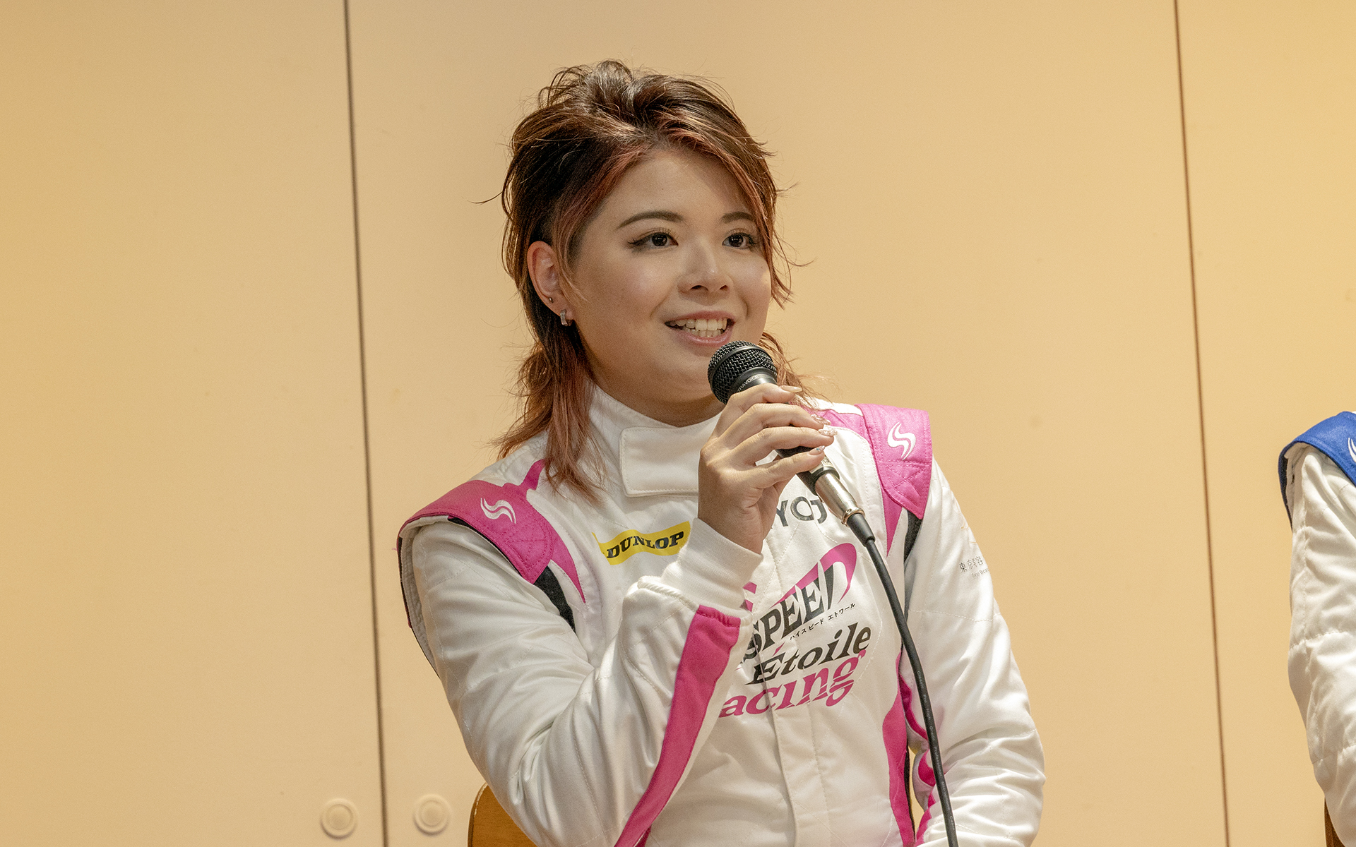 トヨタ 86でサーキット走行やサンデーレースに参加している清水愛選手。ただ、86はAT仕様でMT車にはあまり乗ったことがないという。でも、VITA-01のドライブはなんなくこなし「乗りやすい」というコメントだった。パワステがないことも気にならないという。また、86とくらべてよく曲がることに驚いたそうだ