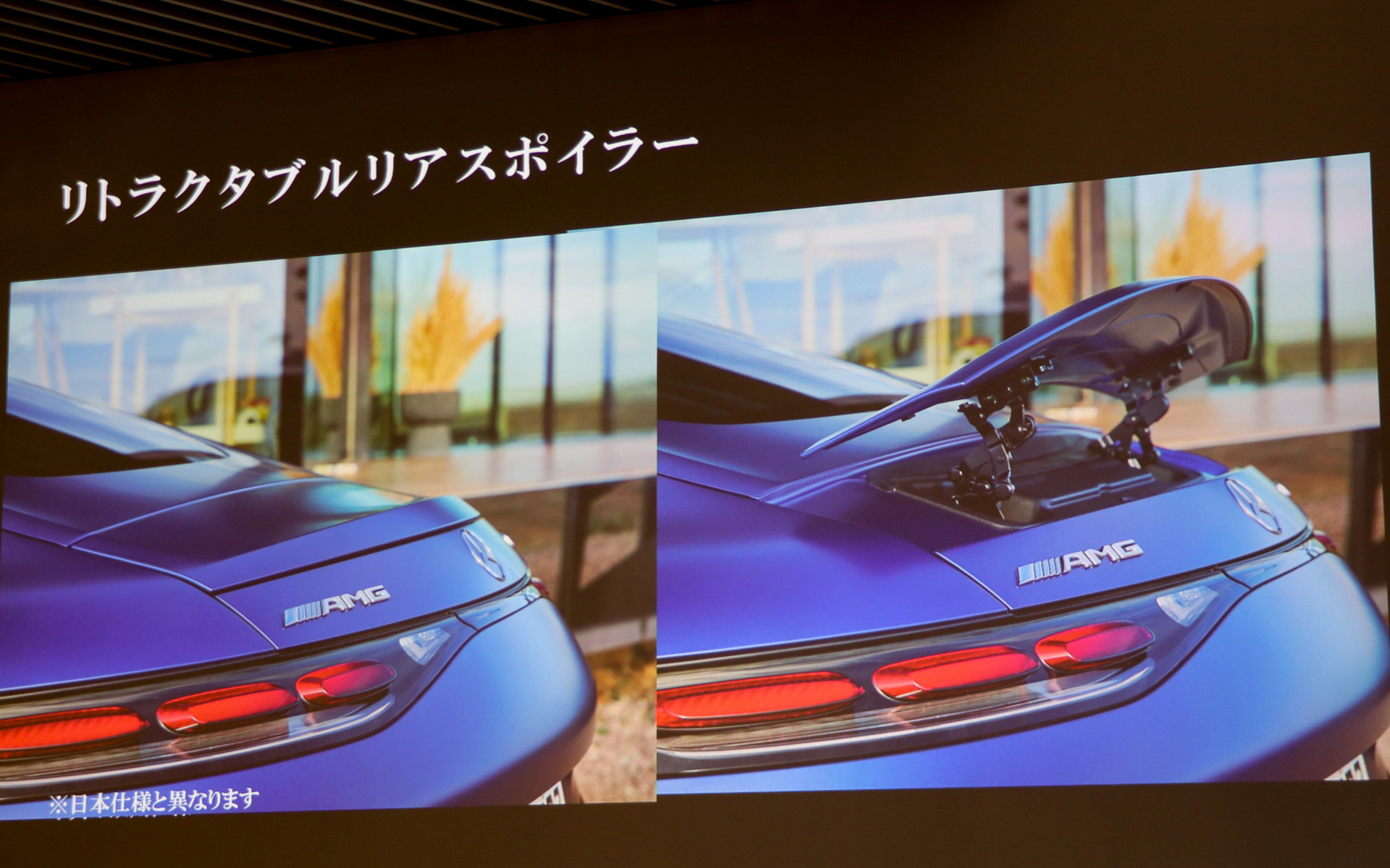 電動格納式のリトラクタブルリアスポイラーを装備する