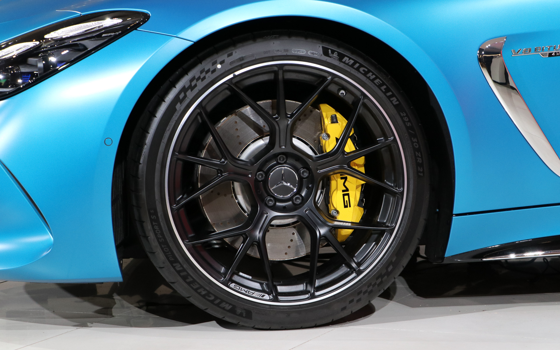 21インチの鍛造アルミホイールを採用