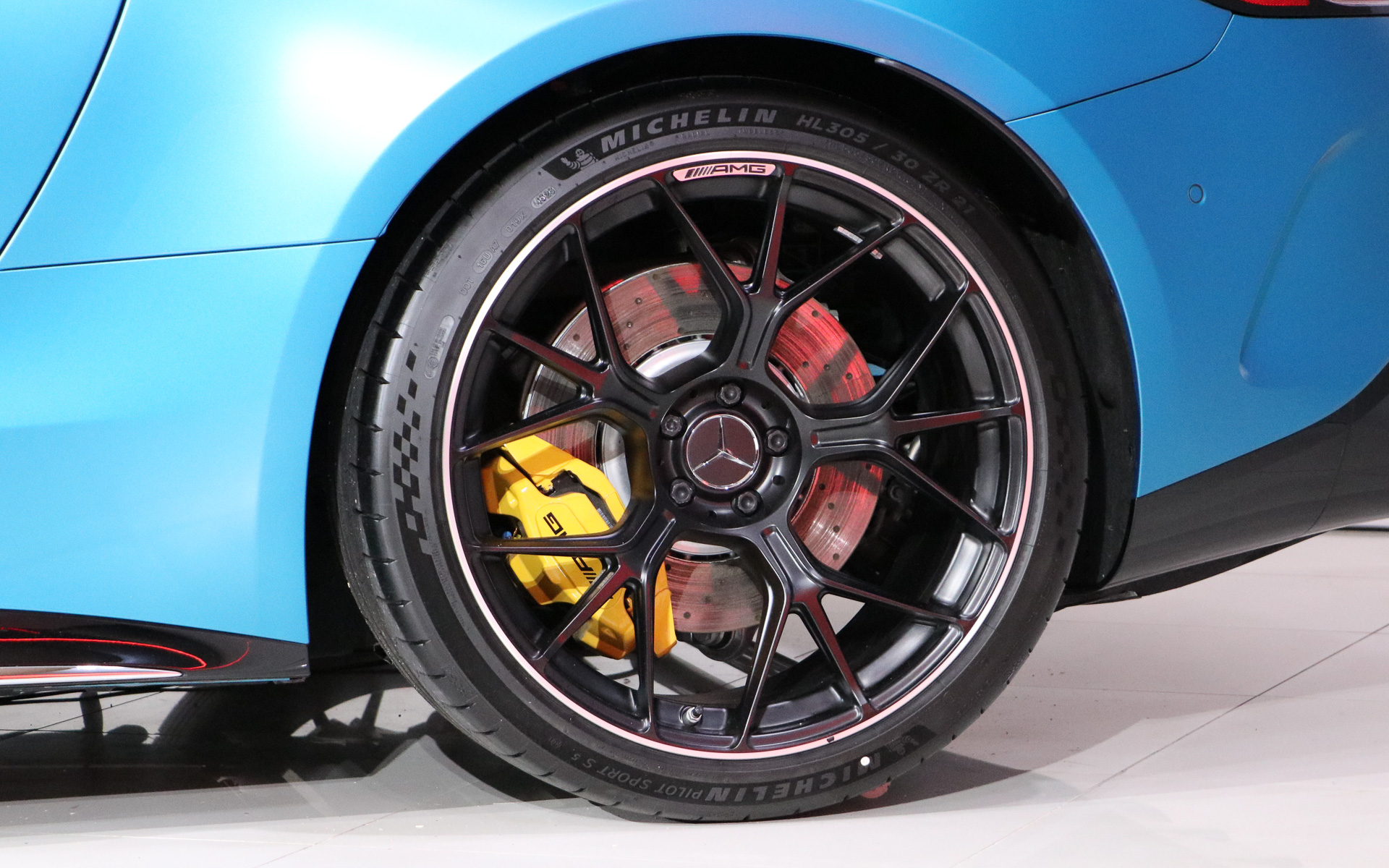 タイヤサイズはフロントが295/30R21、リアが305/30R21