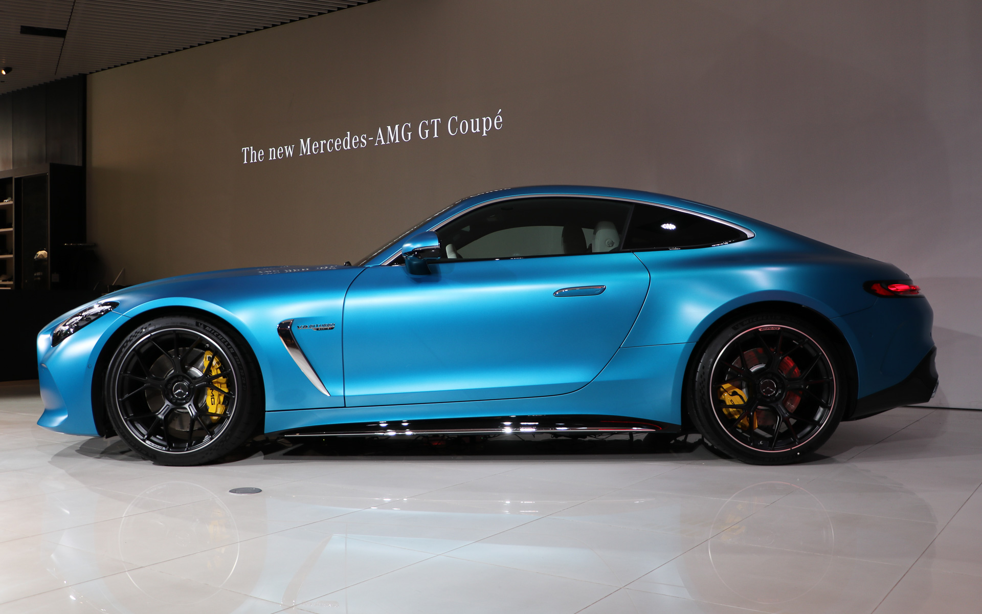 ボディサイズは4730×1985×1355mm（全長×全幅×全高）、ホイールベースは2700mm、車両重量は1940kg