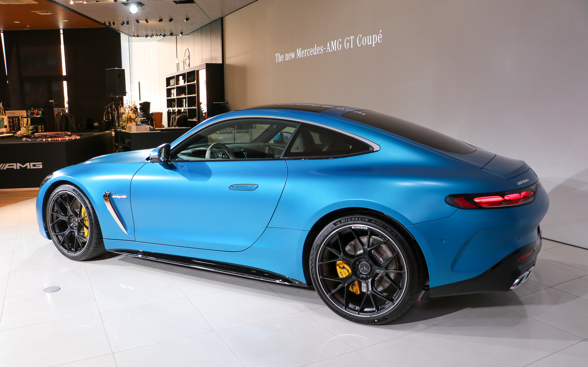 ボディサイズは4730×1985×1355mm（全長×全幅×全高）、ホイールベースは2700mm、車両重量は1940kg