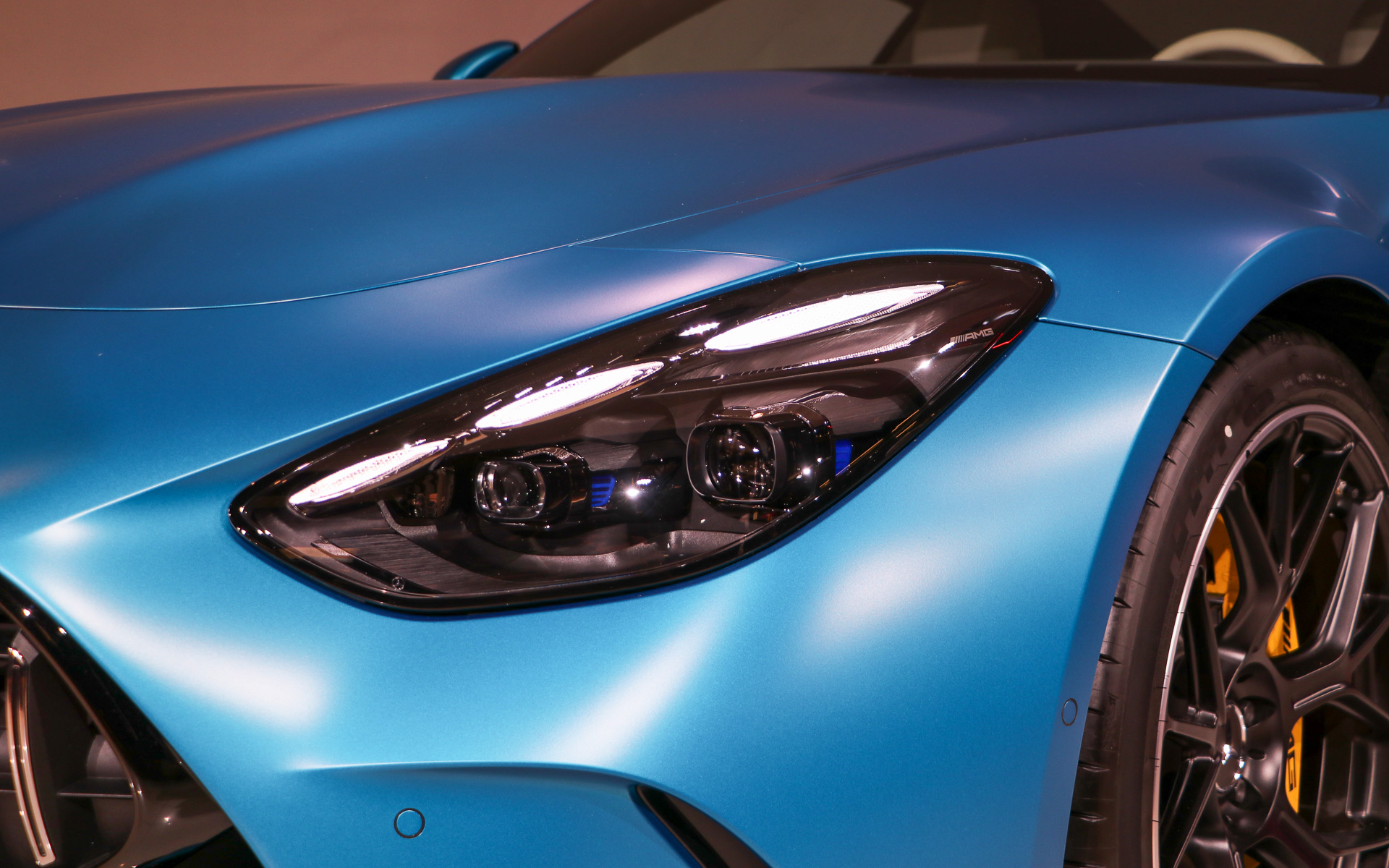 ヘッドライトは片側100万画素以上の高解像度を誇るウルトラハイビームを備えたデジタルライトを採用