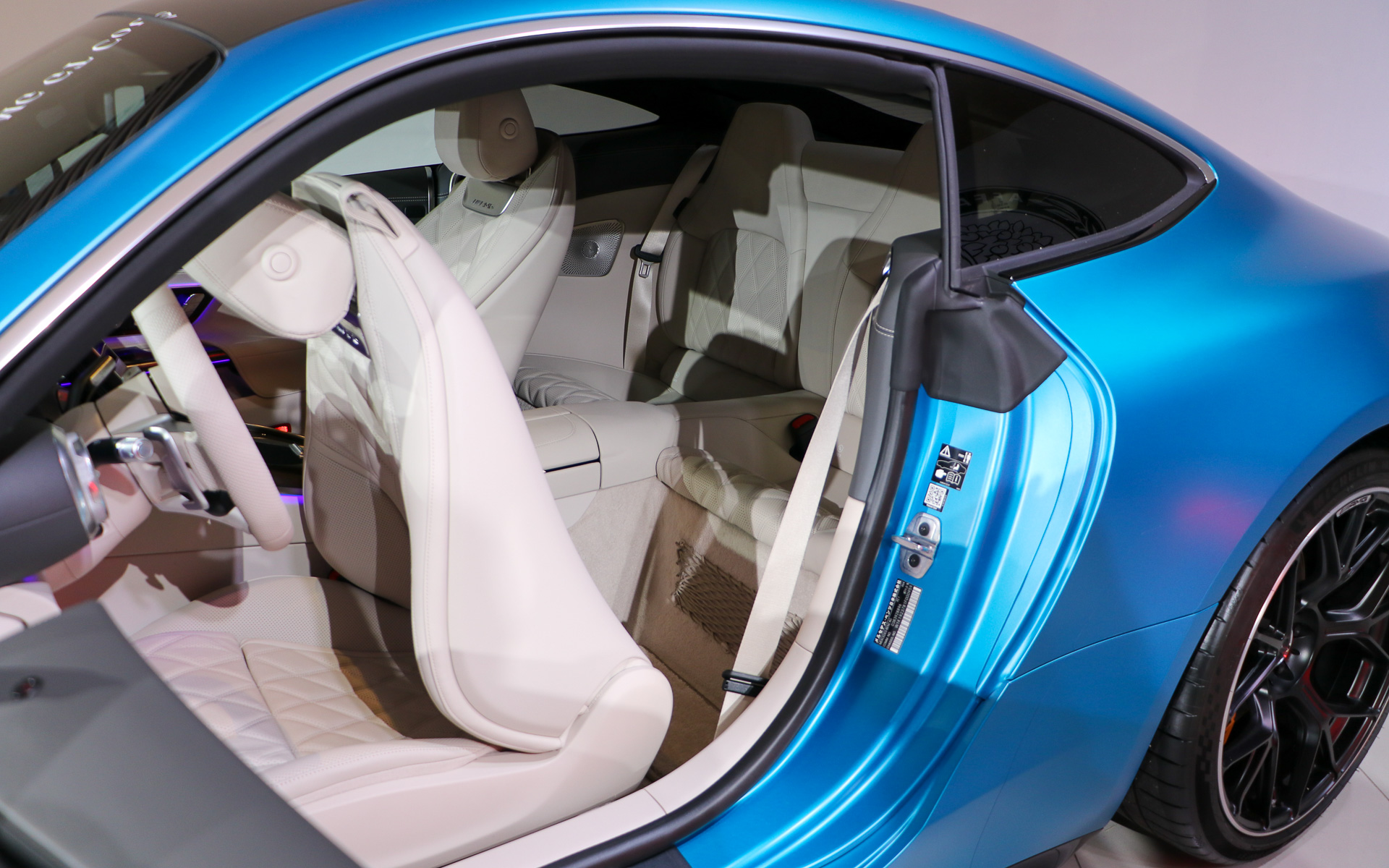 可倒式の後席が備わるが、150cmまでという身長制限がある