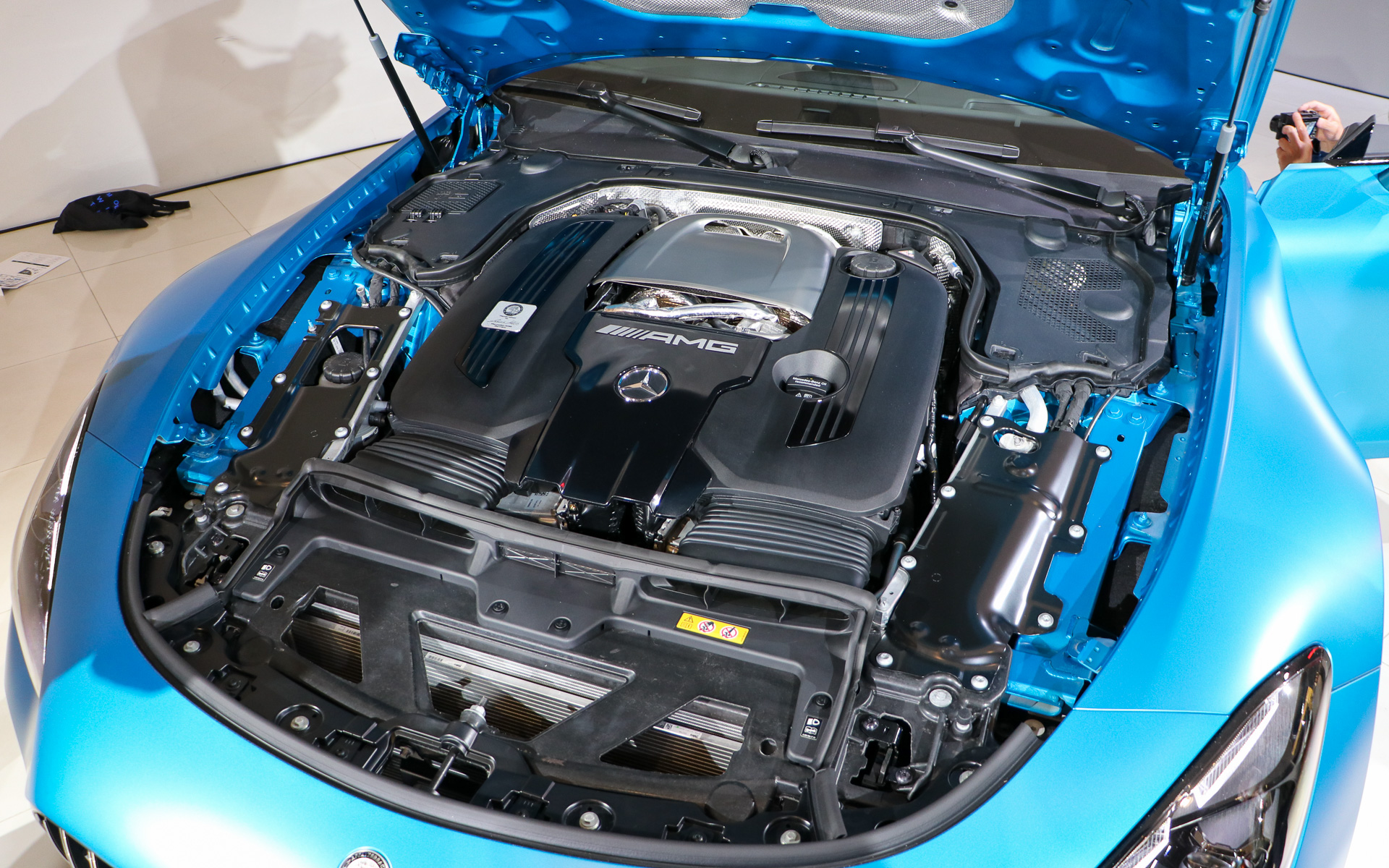 エンジンはアファルターバッハの工場で「One Man、One Engine」の原則にのっとりすべて手作業で組み立てられる