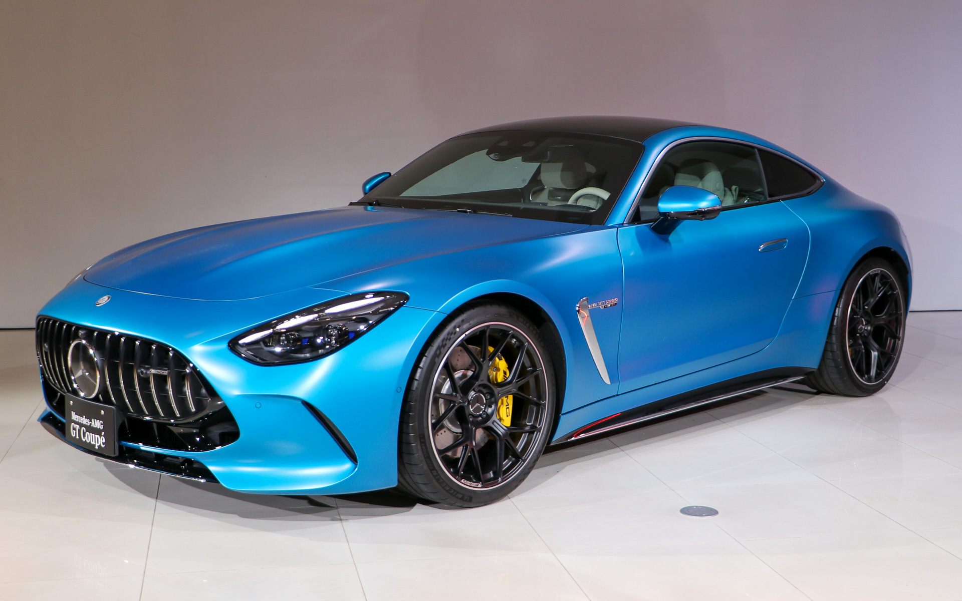 ボディサイズは4730×1985×1355mm（全長×全幅×全高）、ホイールベースは2700mm、車両重量は1940kg