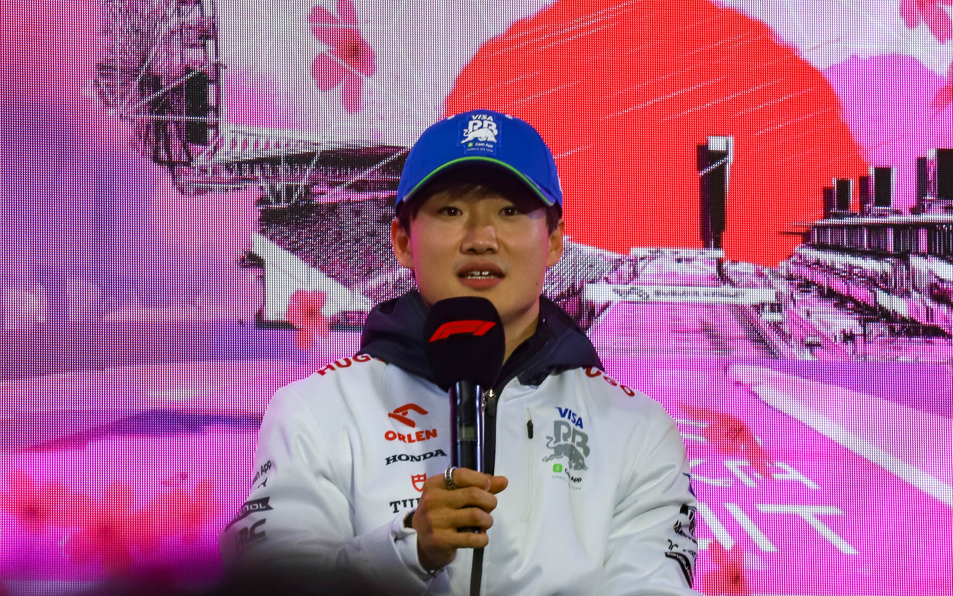 角田選手は「ファンの皆さんの前でいいレースをして、楽しさを共有できたらなっていうふうに思います。僕だけでレースするんじゃないので、ファンの皆さんと一緒にレースして、7位以上の順位を取れれば最高かなというふうに思いますので、ぜひ応援よろしくお願いします！」と呼びかけた