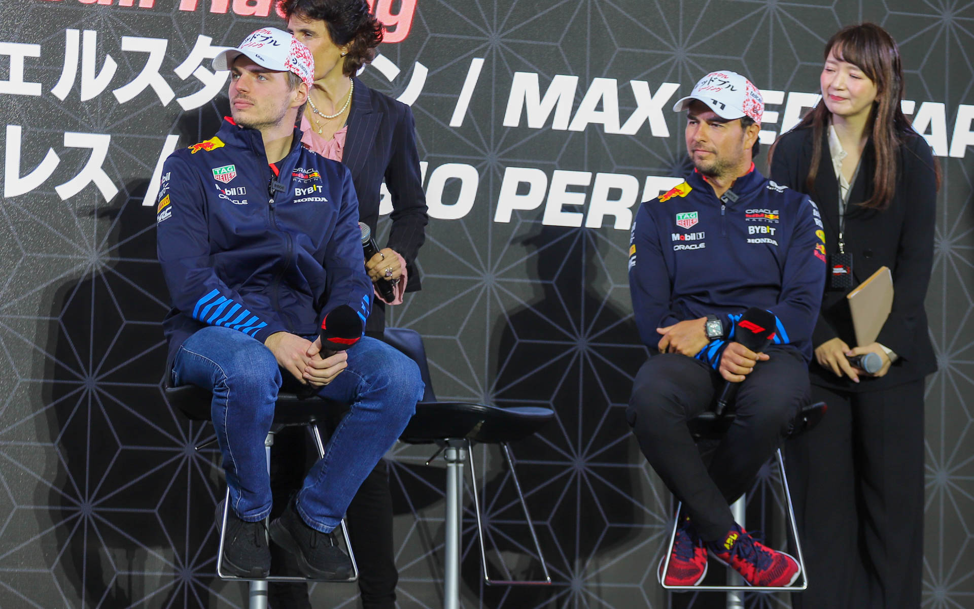 マックス・フェルスタッペン選手とセルジオ・ペレス選手は「オラクル レッドブル レーシング」と日本語で書かれたキャップをかぶって登場