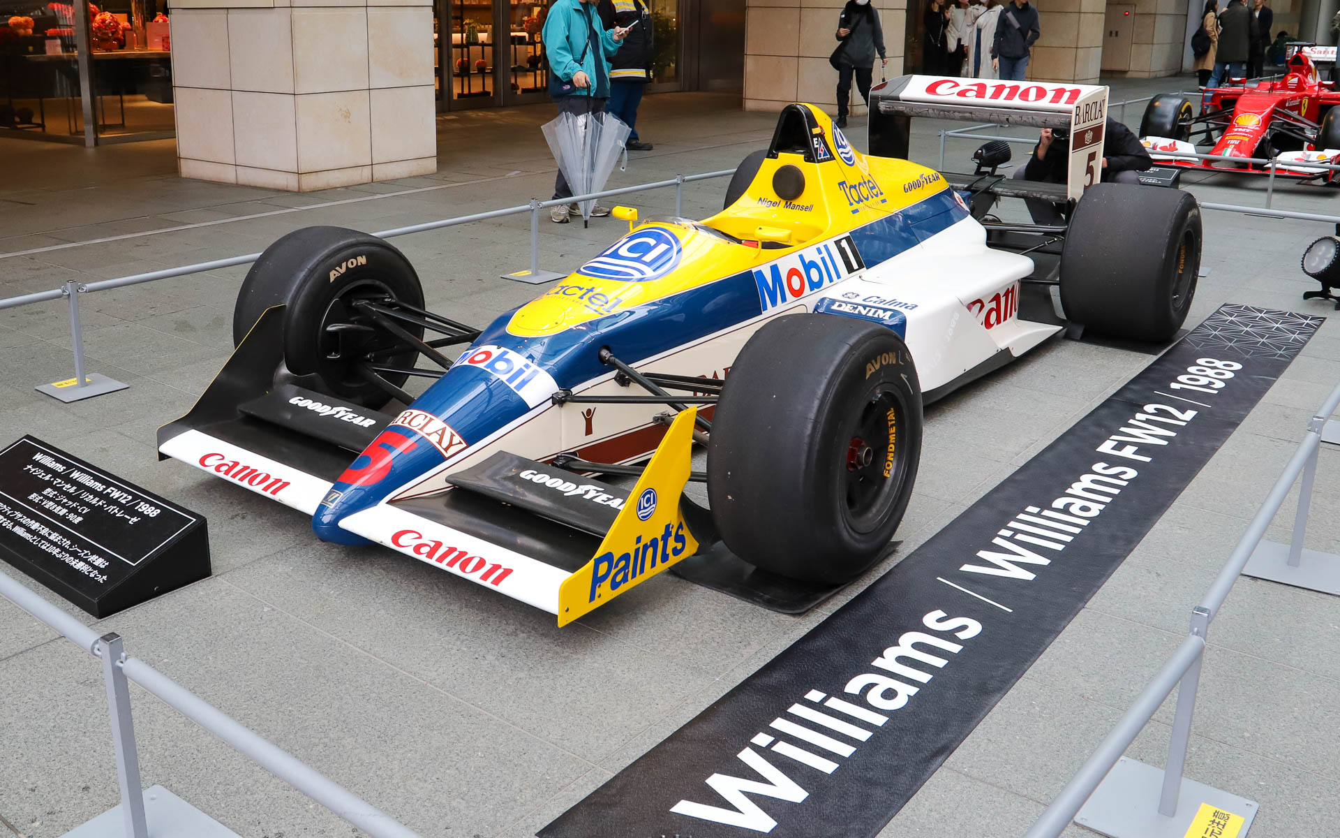 同じ六本木ヒルズ内の大屋根プラザにはさまざまなF1マシンも展示された。Williams FW12（1988）