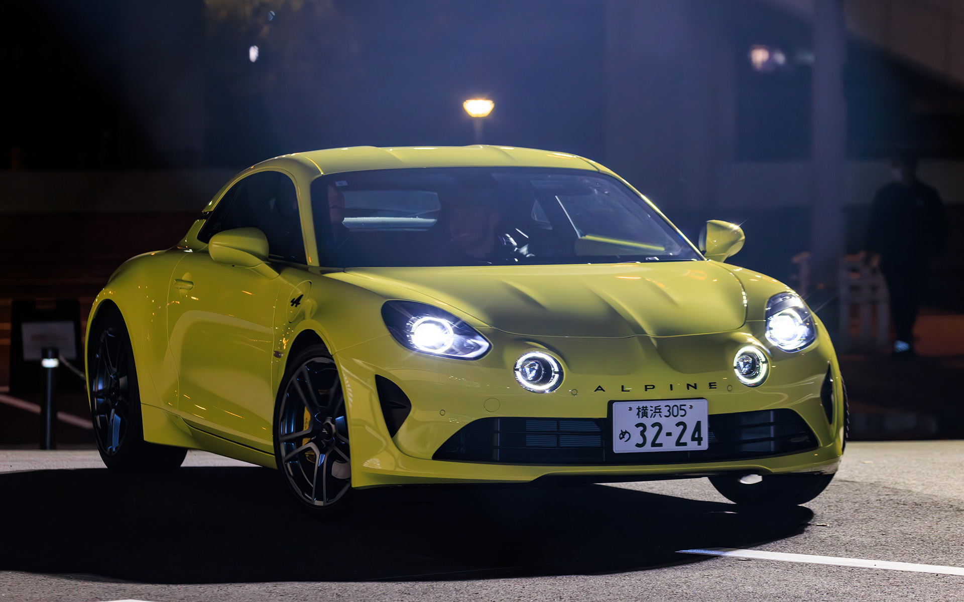 2人のドライバーは黄色のA110 Sに乗り会場に到着