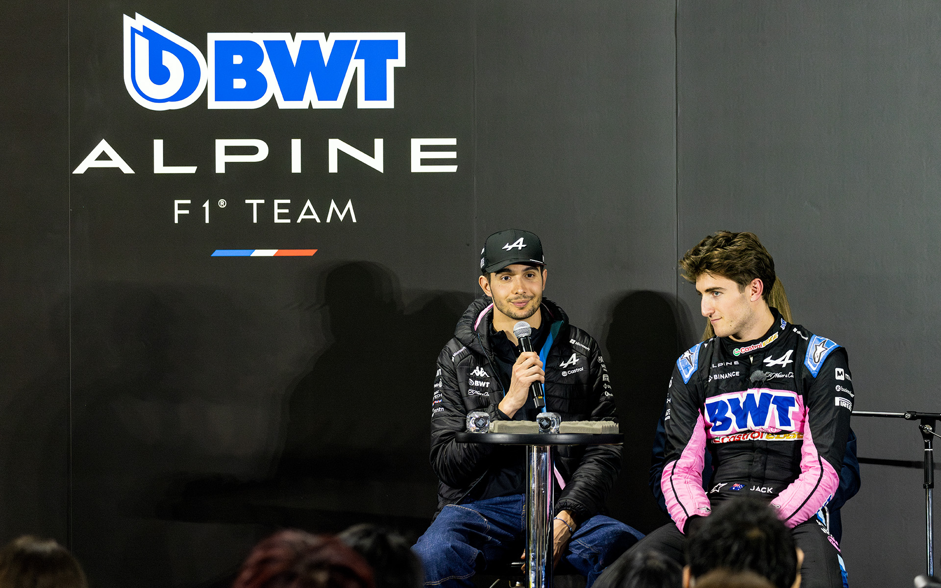 2人のドライバーをゲストにトークショーを実施