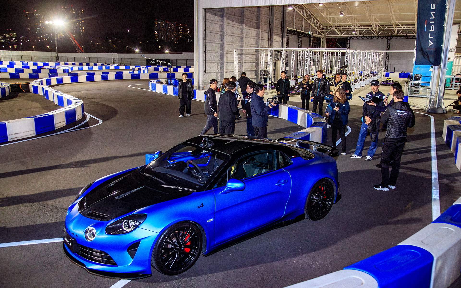 A110 R チュリニがカートコースへ。イベント企画当初は走行を予定していなかったが、オコン選手の要望によりデモランが実現したという