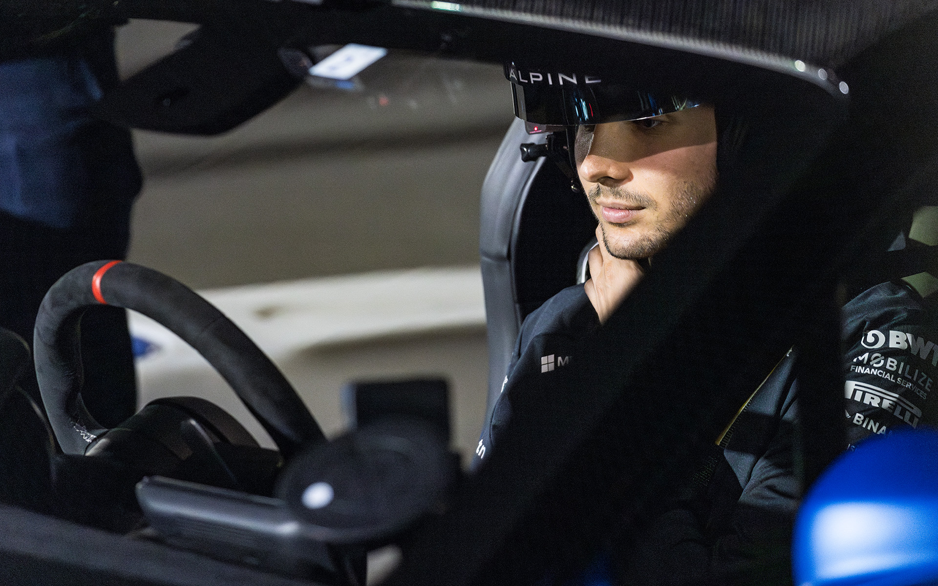 ドライバーズシートに収まるオコン選手