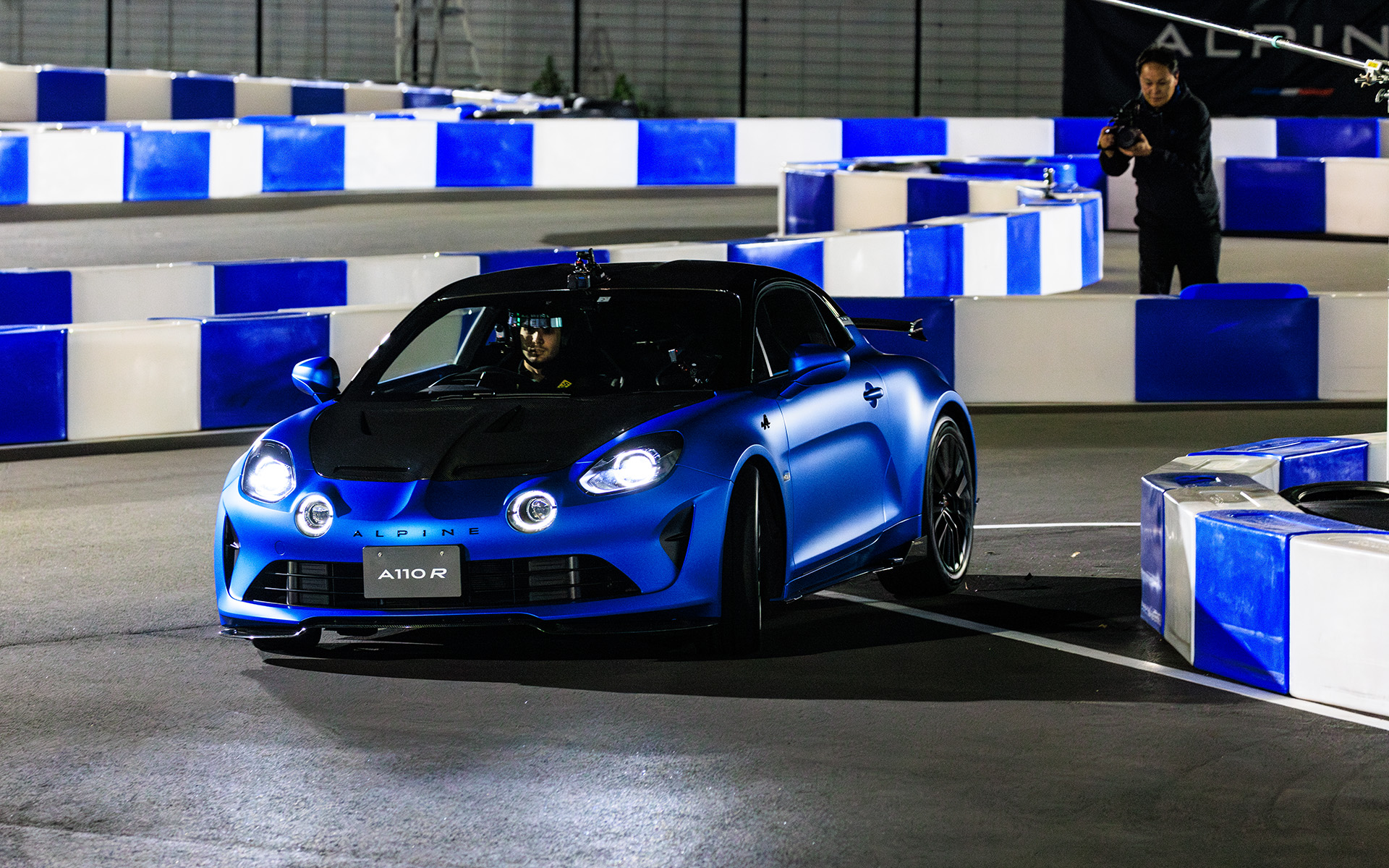 乗用車にはタイトでツイスティなコースをいとも簡単にクリアしていく