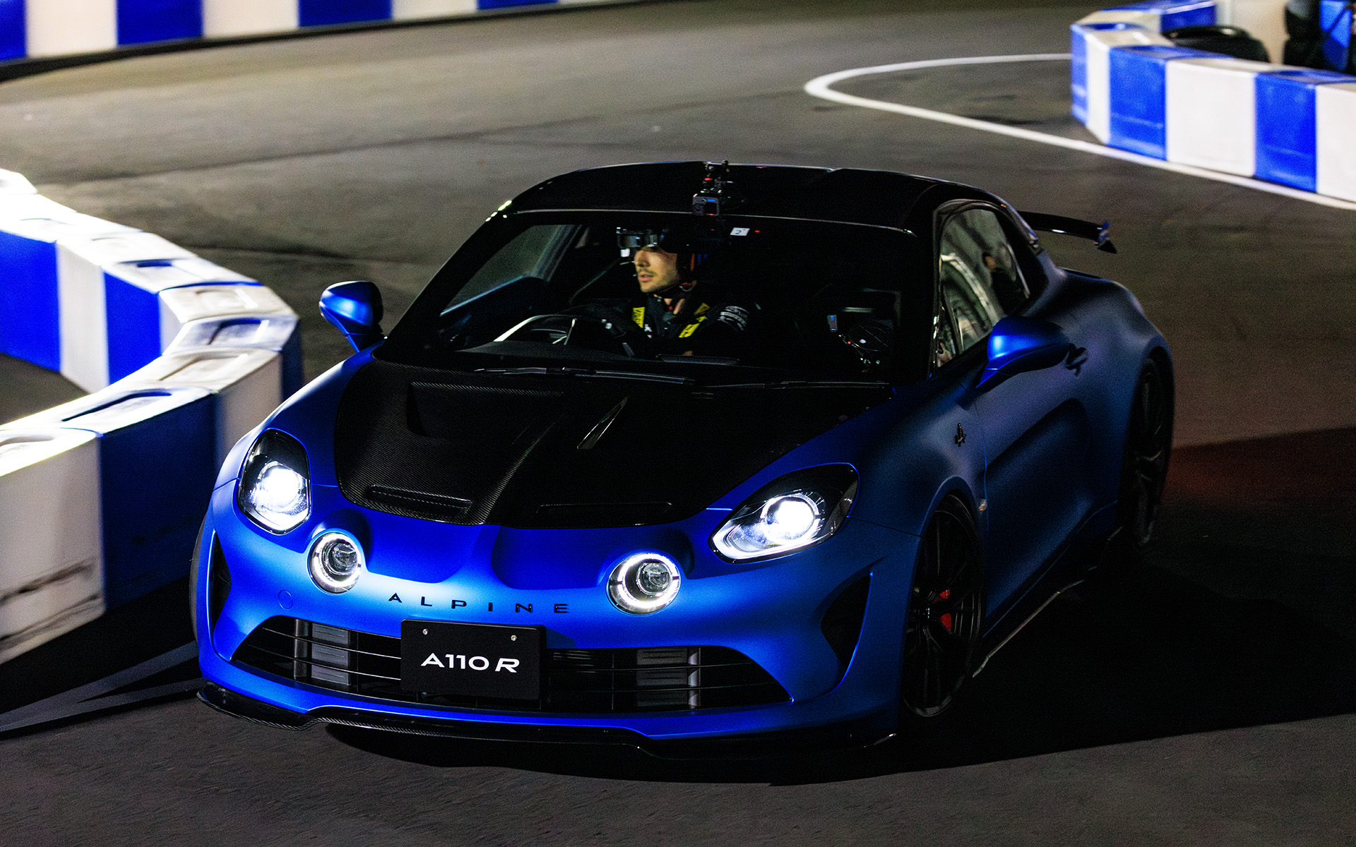 乗用車にはタイトでツイスティなコースをいとも簡単にクリアしていく