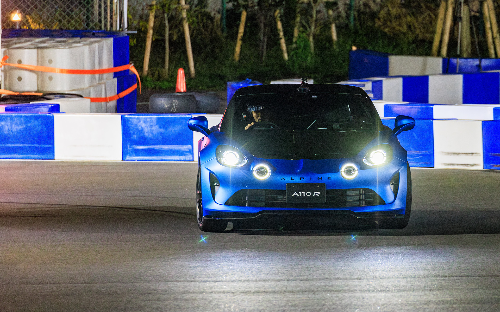 乗用車にはタイトでツイスティなコースをいとも簡単にクリアしていく