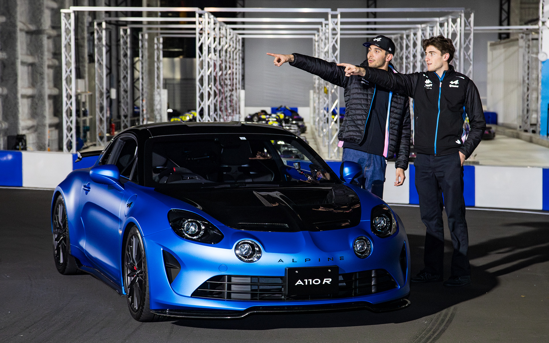 謎のキメポーズ！　……ではなく、コース脇に表示されているタイム表示を確認しているようだ