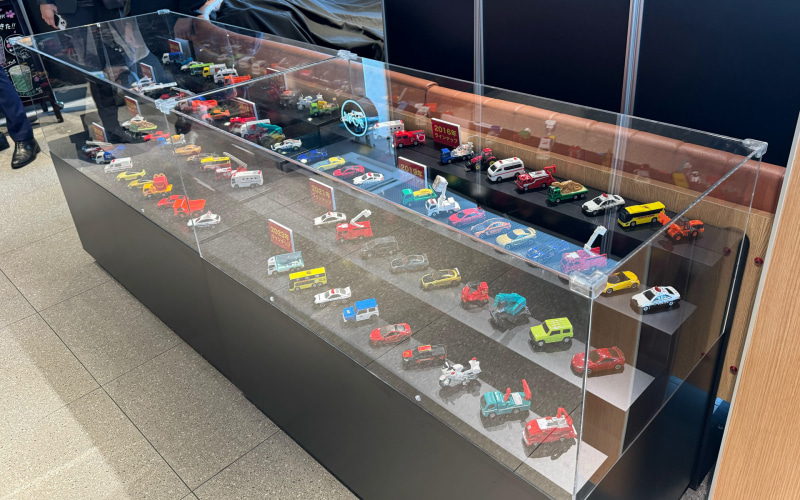 トヨタ、マクドナルドハッピーセットのGRカローラとGR86実車公開