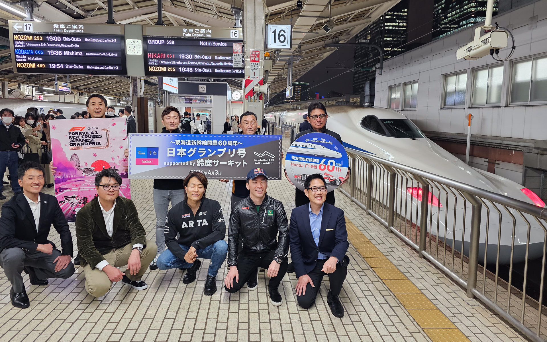 入線後しばらくすると、新幹線のライトが赤く点灯した。JR東海によれば、入線後しばらくするとこのように後方の車両はヘッドライトが赤くなるのが仕様なのだという、鉄道ファンには当たり前の常識なのかもしれないが、恥ずかしながら筆者は今回知った