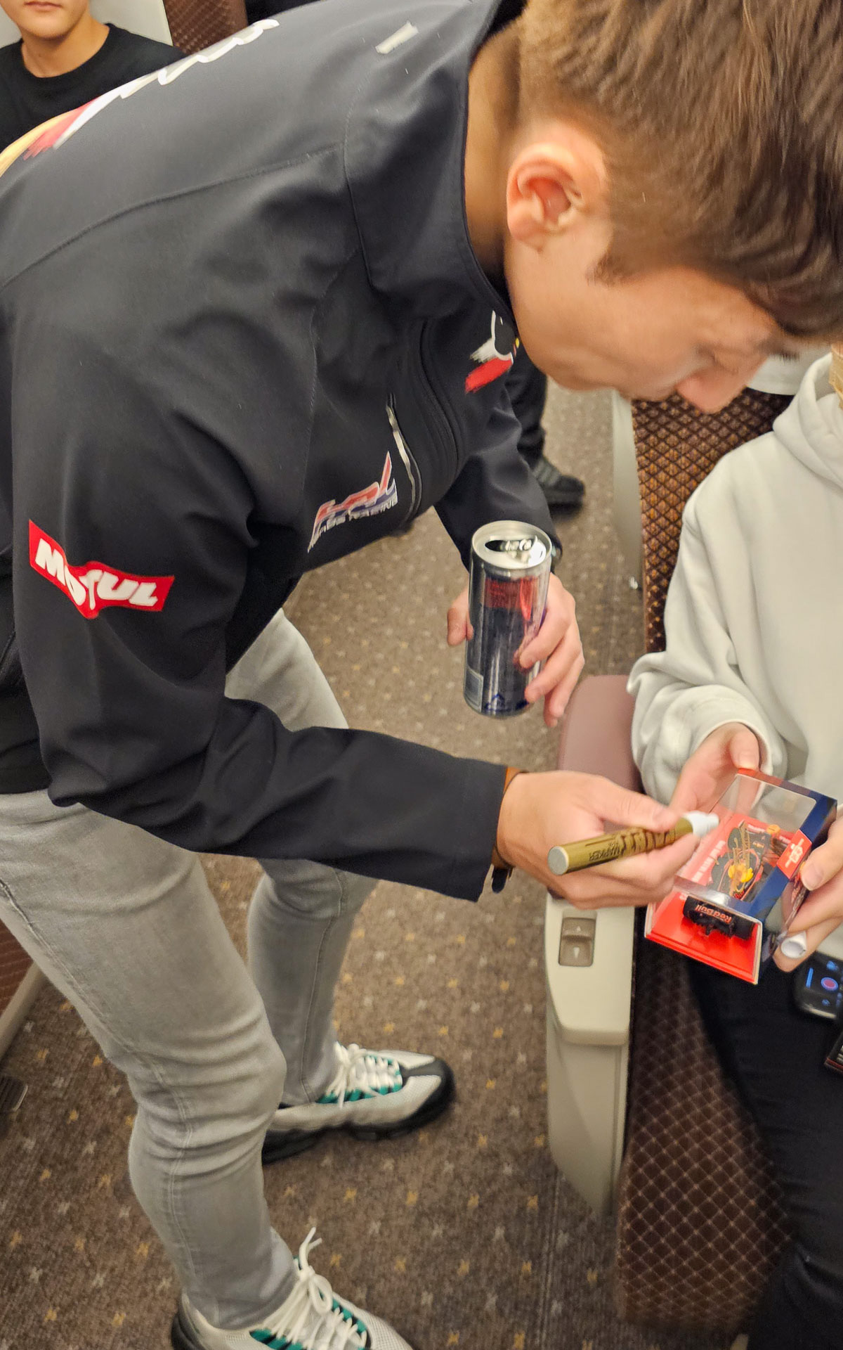 みなさん準備よくお目当てのドライバーのミニカーを持参されてサインをもらっていた、モータースポーツのファンは準備が大事??