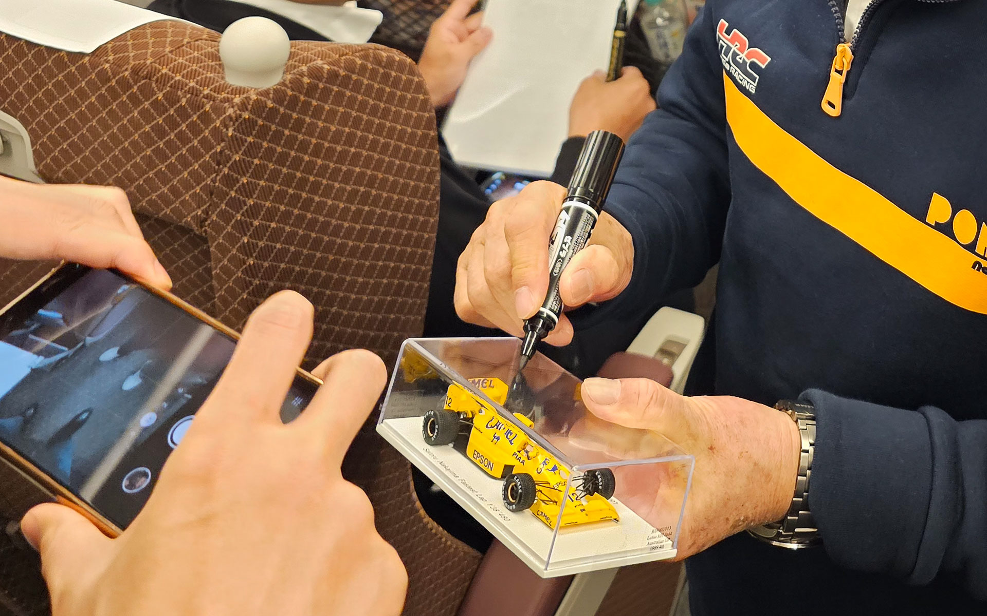 こちらのファンの方は中嶋悟氏が、1989年のオーストラリアGPで日本人初のファステストラップを記録したロータス101・ジャッドを持参されて中嶋氏にサインをもらっていた