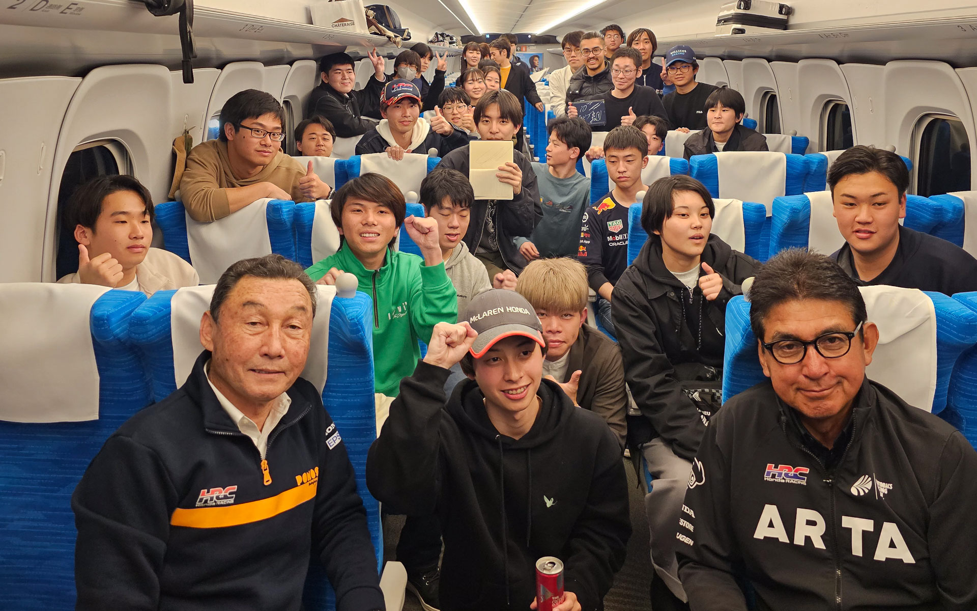 若いファンにもF1を楽しんでもらいたいと企画されたヤング割り（16～23歳）対象のファンと一緒に中嶋悟氏（左）と鈴木亜久里氏が記念撮影