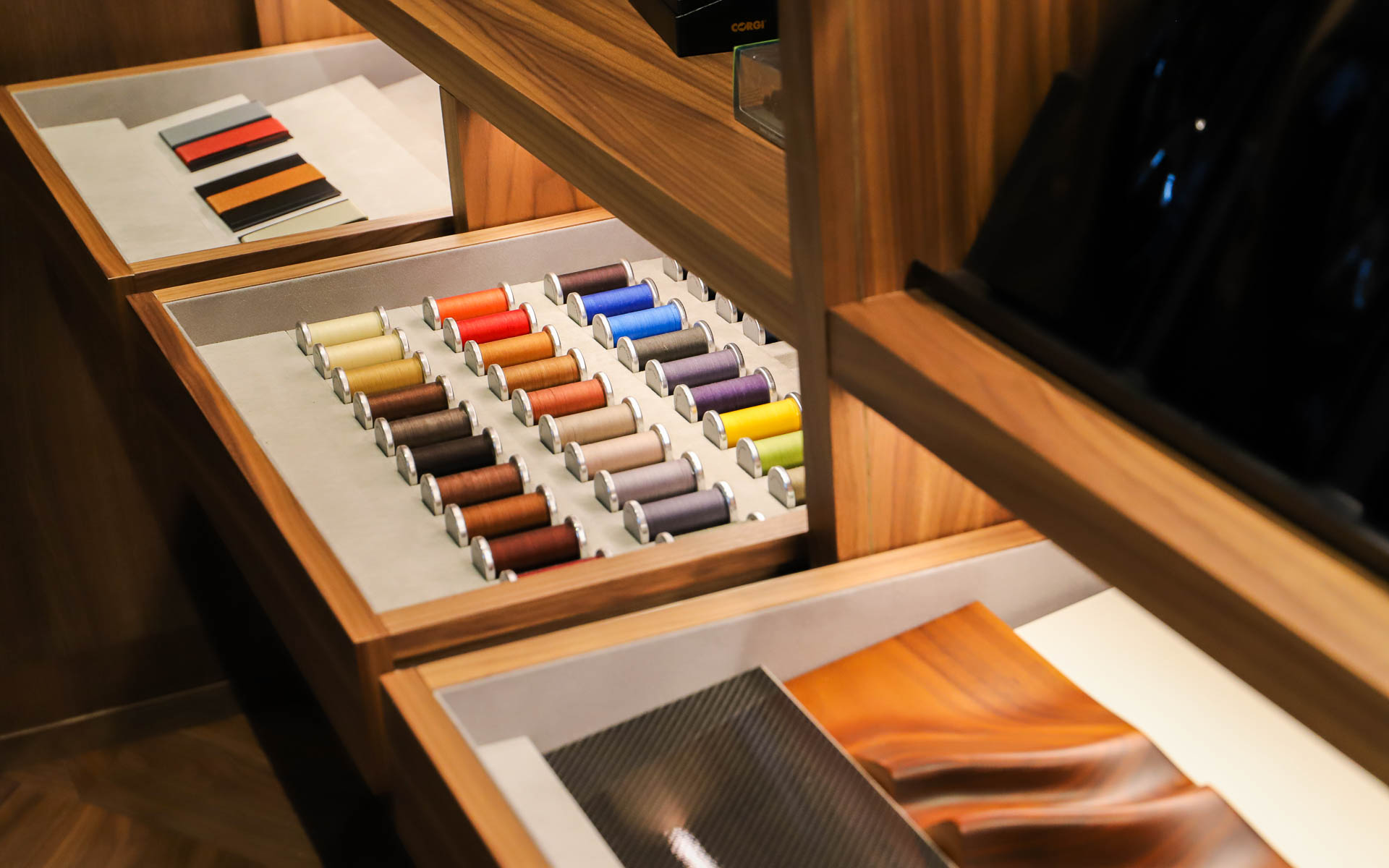 2階には「Q by Aston Martin」のビスポーク・サービスを提供する日本初のラウンジを設置。シート表皮やステッチ色、ボディカラーの見本などを実際に手に取りつつ、画面上で自分好みの1台をデザインできる