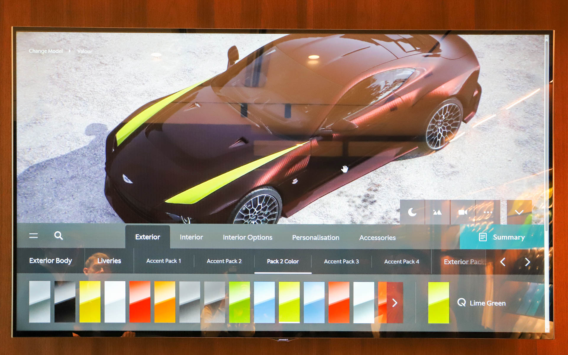 2階には「Q by Aston Martin」のビスポーク・サービスを提供する日本初のラウンジを設置。シート表皮やステッチ色、ボディカラーの見本などを実際に手に取りつつ、画面上で自分好みの1台をデザインできる