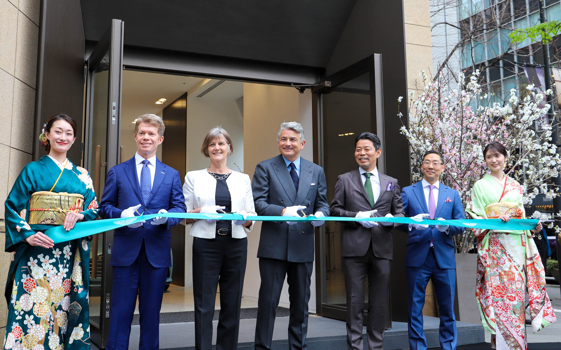 テープカットが行なわれた