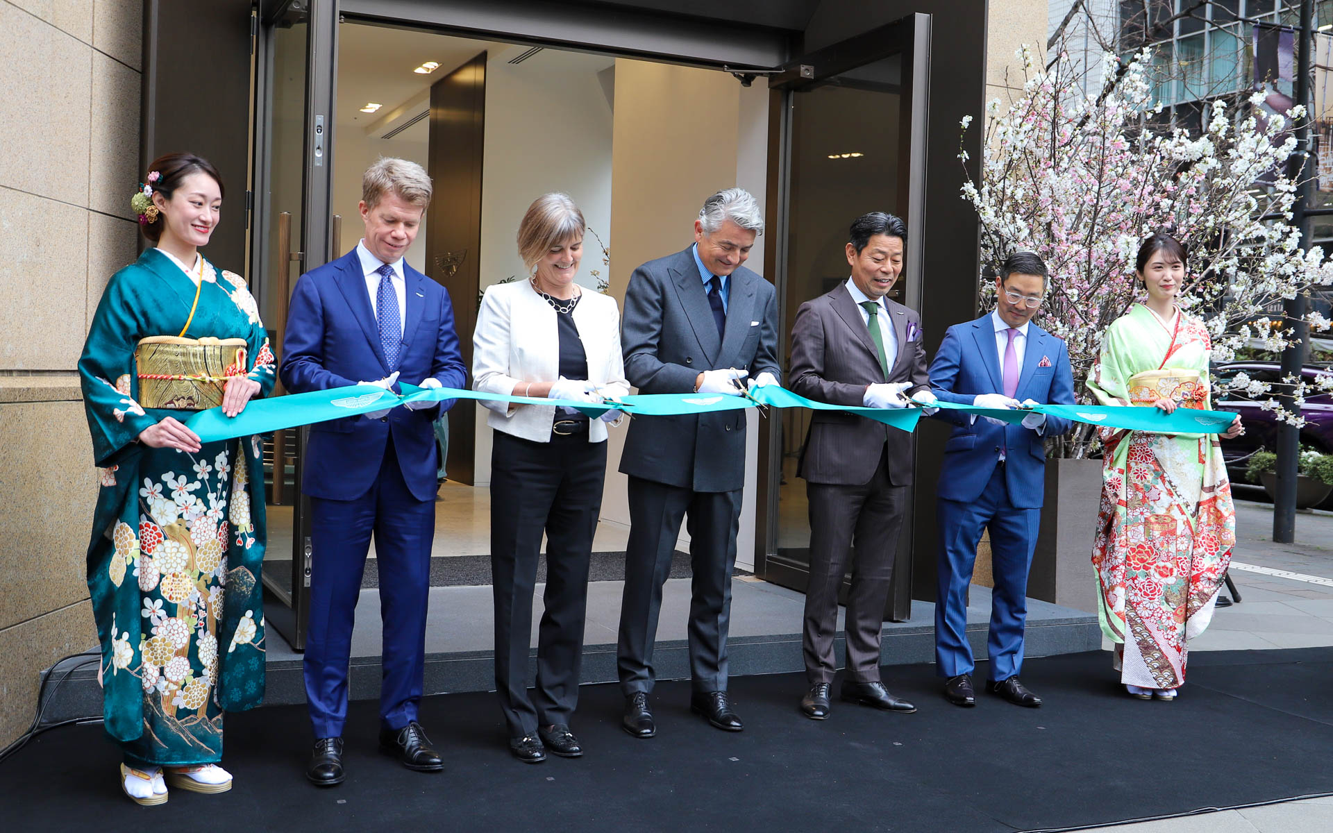 テープカットが行なわれた