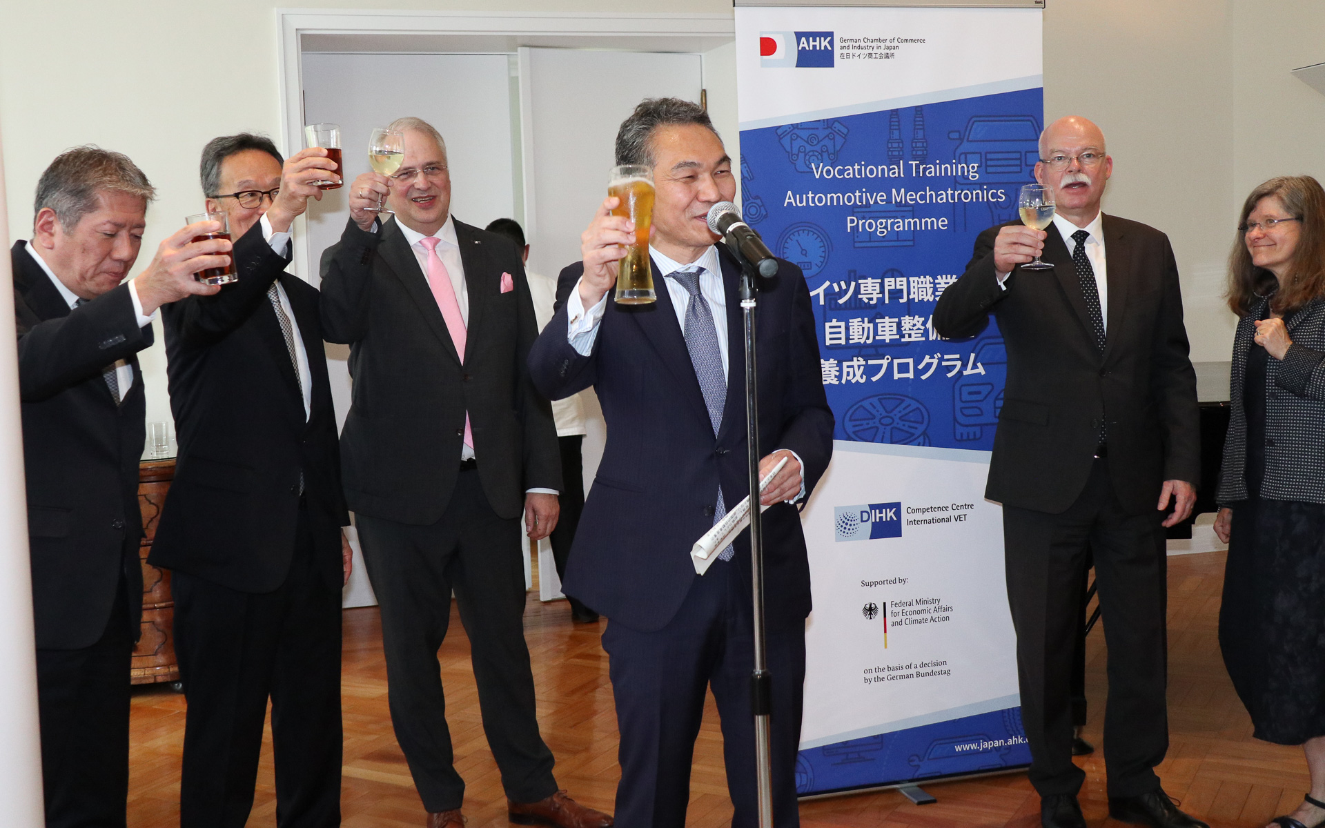 経済産業省 貿易経済協力局長 福永哲郎氏の音頭で乾杯が行なわれ、セレモニーは終了した