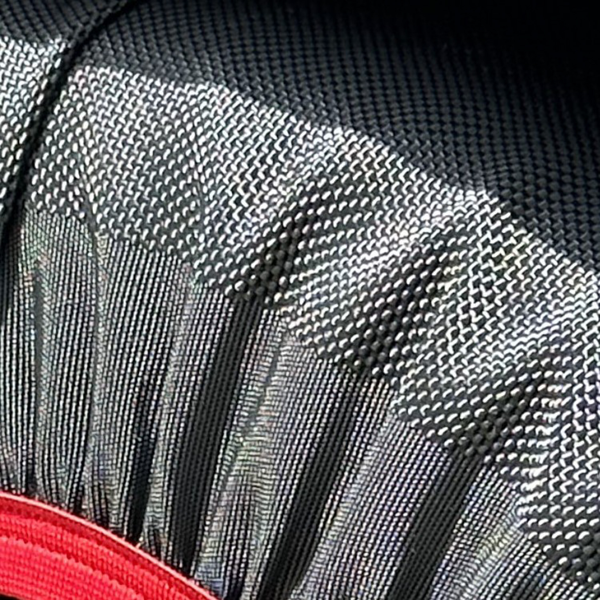 ゴムに近い部分は2枚の布を組み合わせるのではなく、単一の布の中に異なる織りを実現するイッセ独自技術を使った精密な織りを採用。細かい織りを取り入れることでトレッド部分にかかる“ギャザー”が減り、ギャザーの擦れによるダメージが軽減するという