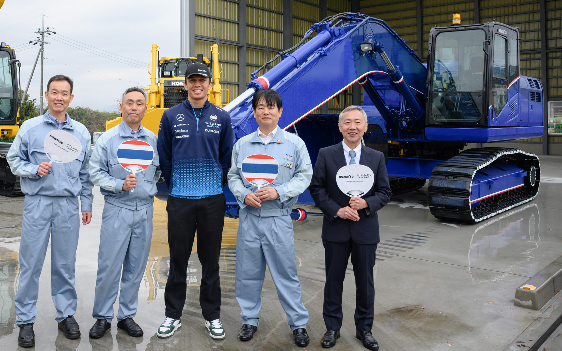 （左から）大阪工場総務部長の若林亨氏、コマツユニオン大阪支部 支部執行委員長 米田泰明氏、アレックス・アルボン選手、執行役員 生産本部大阪工場長 谷川徳彦氏、常務執行役員 本多孝一氏