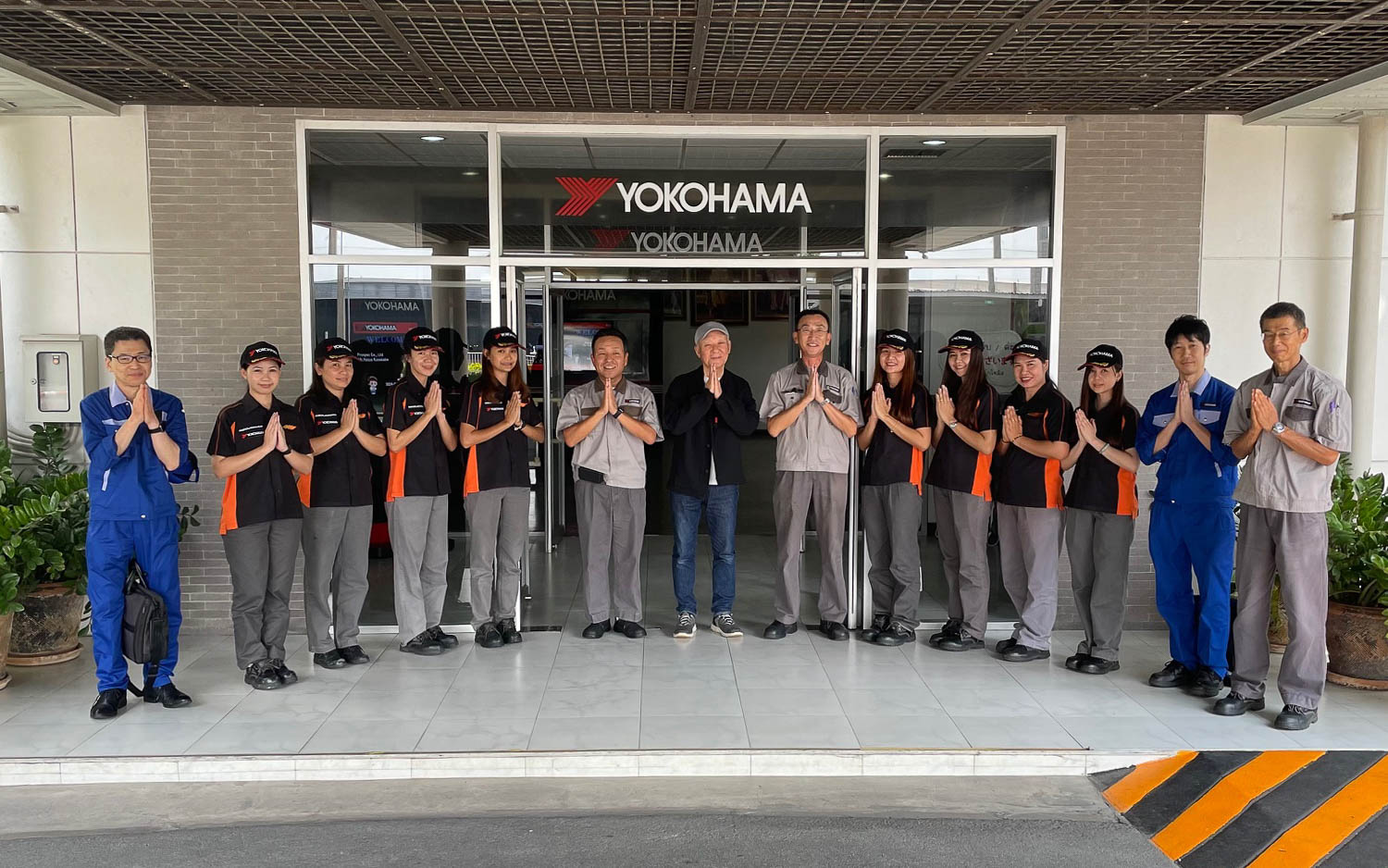 出迎えてくれたYTMTの皆さんとタイ式のごあいさつ。コップンカー！　GEOLANDARガールは社員の方でした