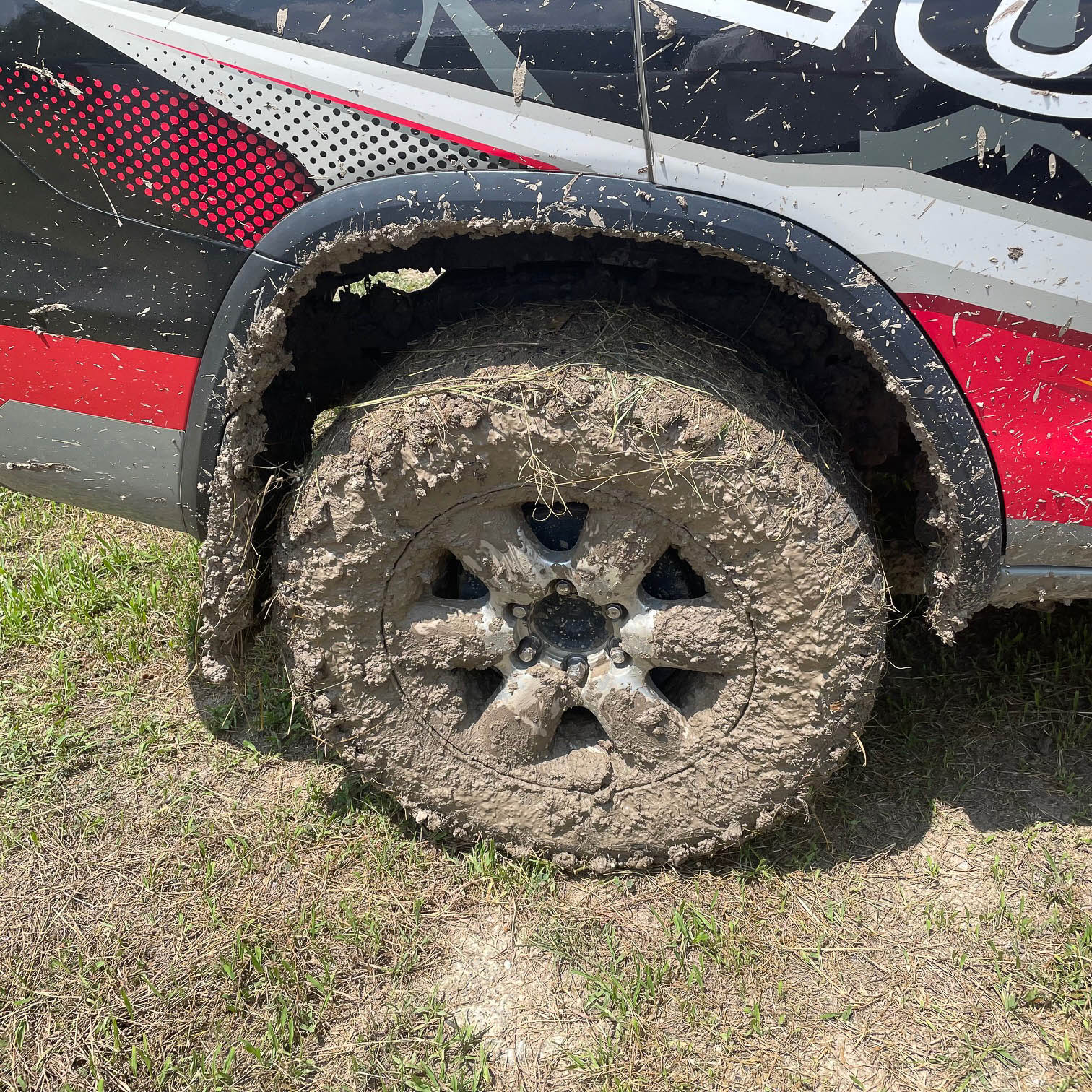 最終的にタイヤになるとこんな風に……。ンなわけはなく、水をタップリ吸い込んだマッドでも走れるタイヤになります