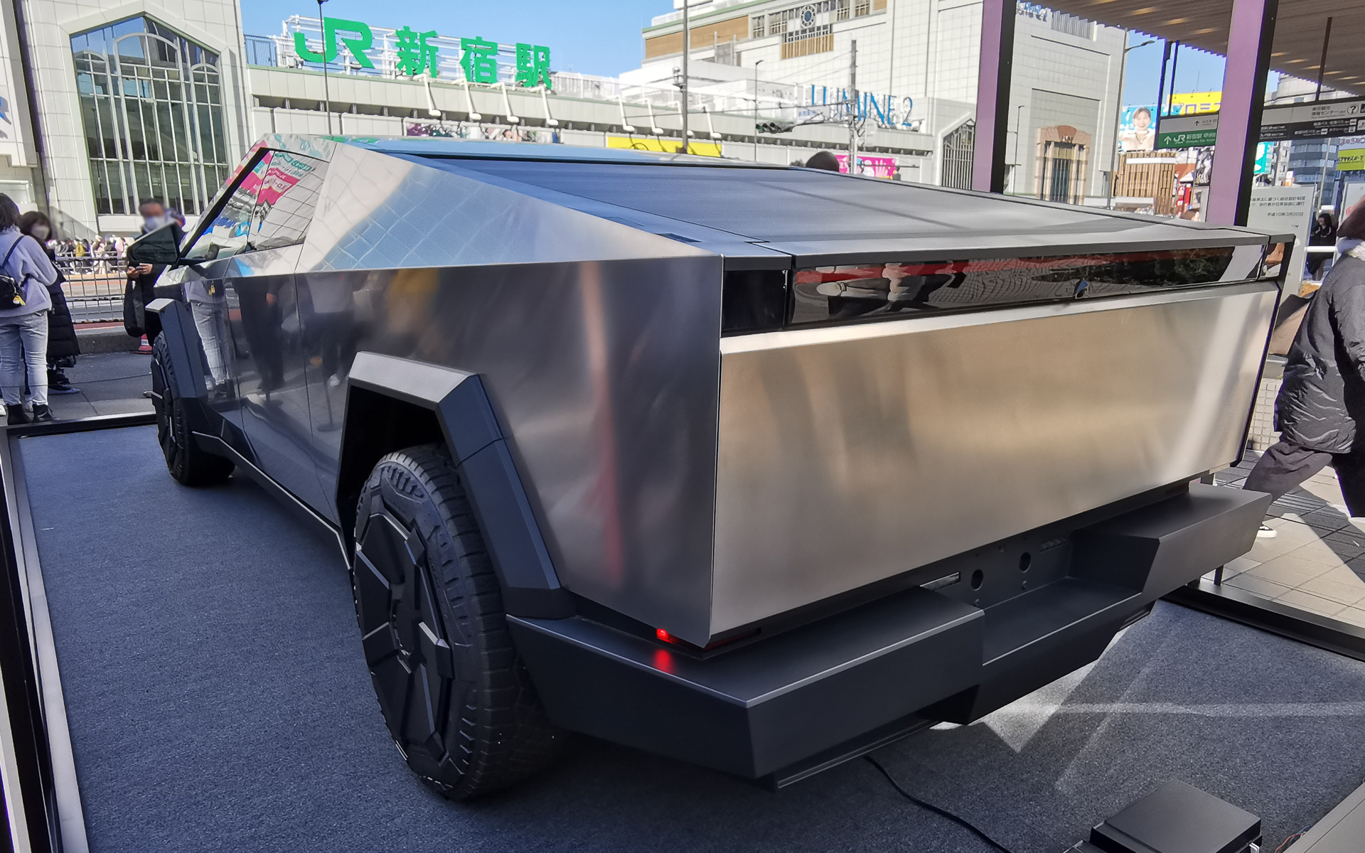 サイバートラックのリアビュー。もうすべてが斬新