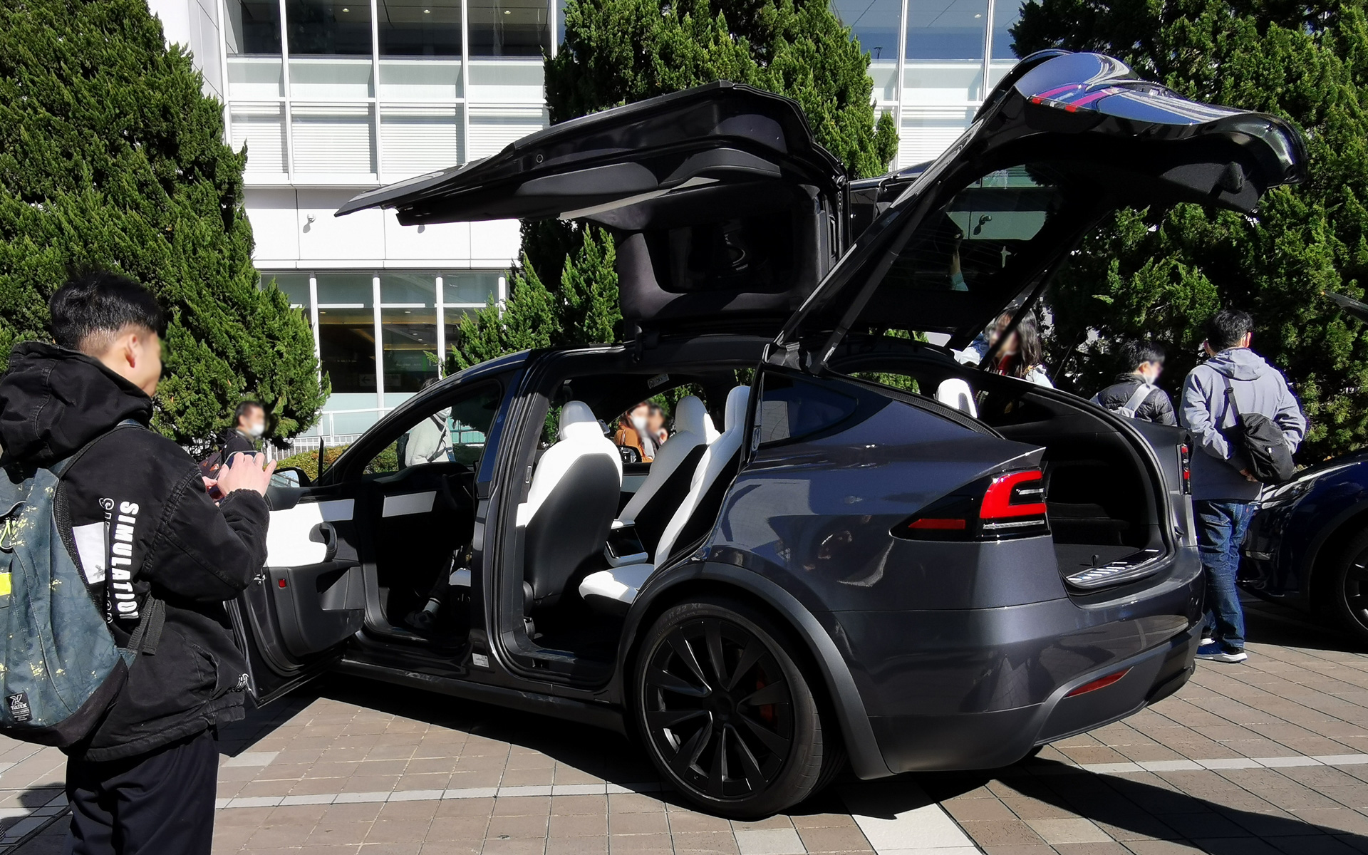 リアドアがガルウィングの「モデルX」も展示していて、周囲の人を見ると映画「バック・トゥ・ザ・フューチャー」のデロリアンを見るかのようなまなざしでした