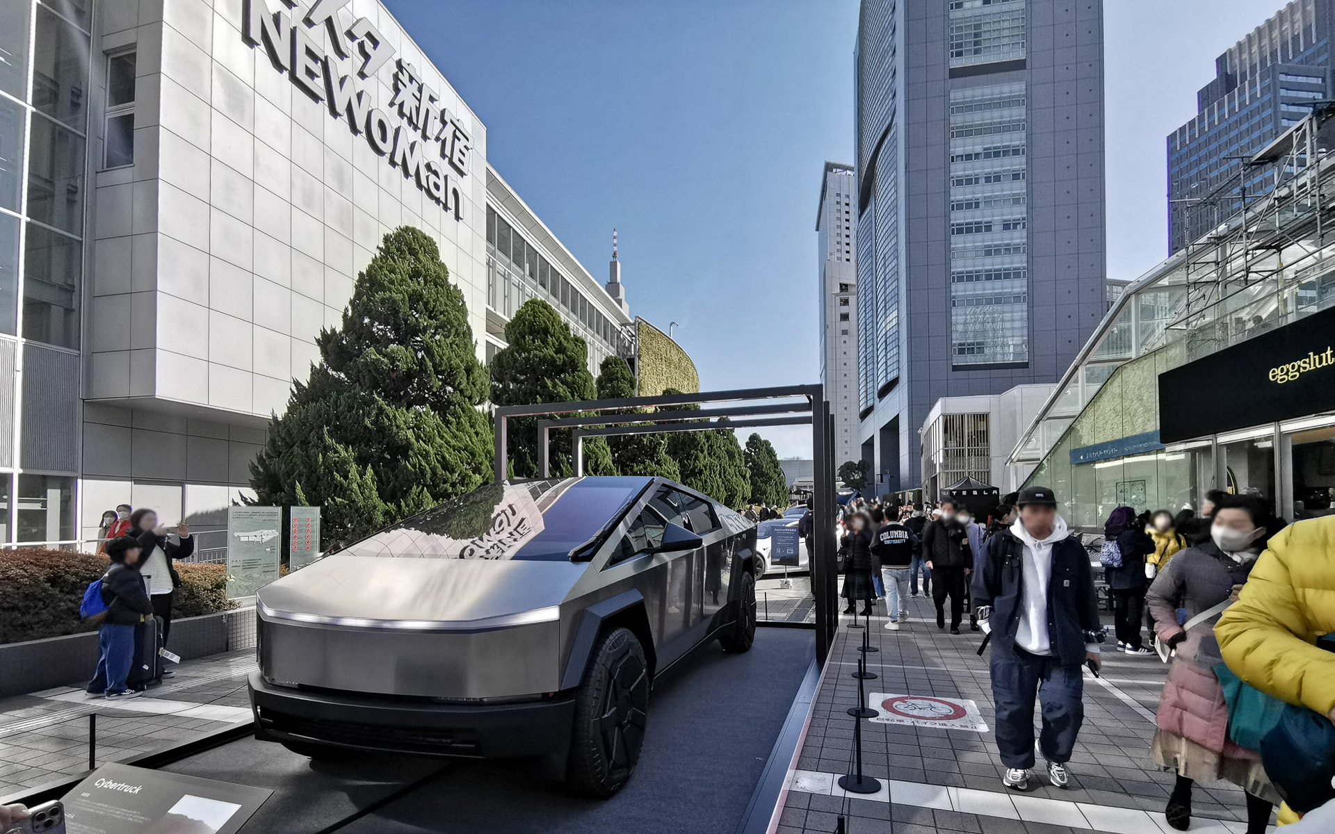 サイバートラックは都会の中でも圧倒的な存在感を放ってしました