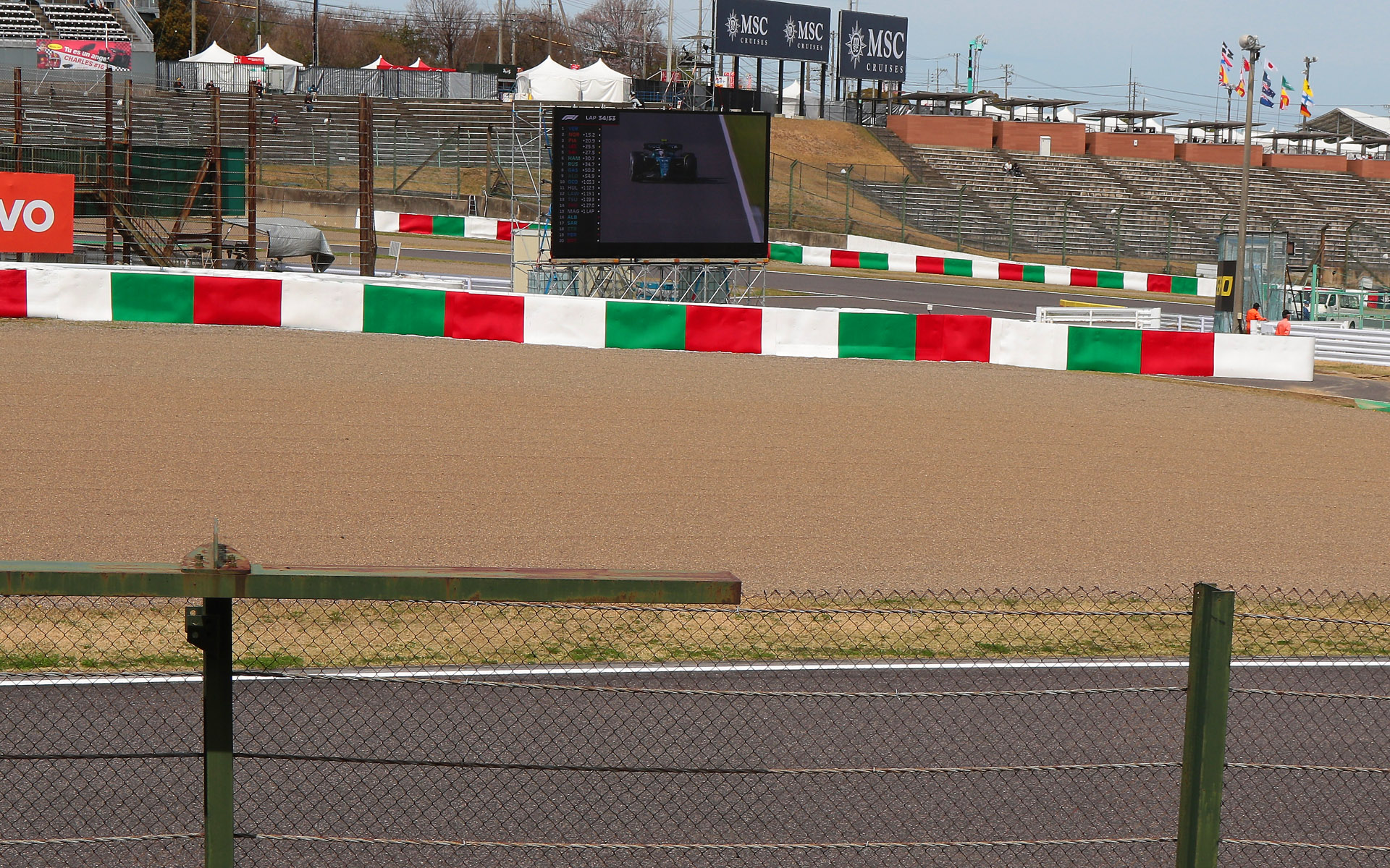 E1席用の大型モニタを見ることができる