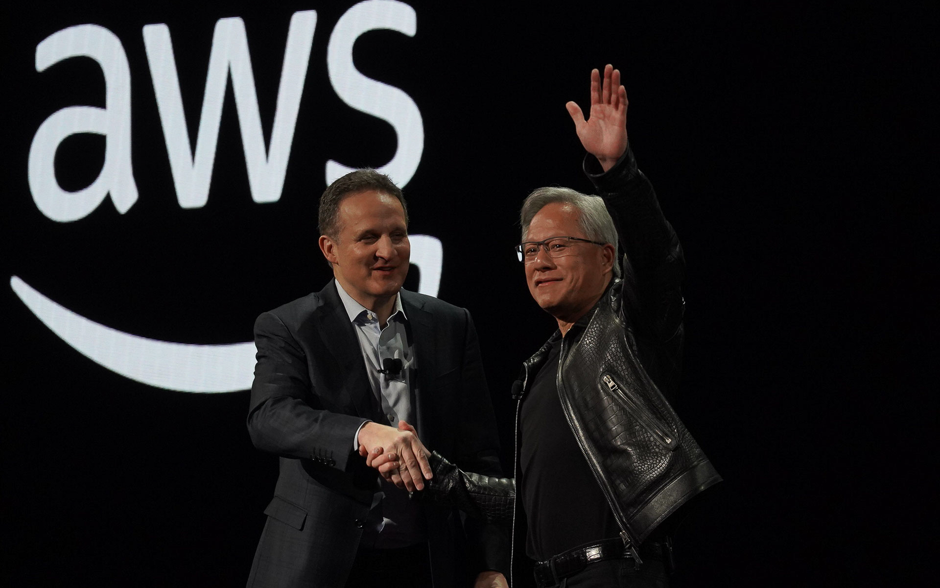 AWSが2023年11月末にラスベガスで開催した年次イベント「re:Invent」には、NVIDIAのジェンスン・フアンCEO（右）がゲストとして登壇、左はAWS CEOのアダム・セリプスキー氏
