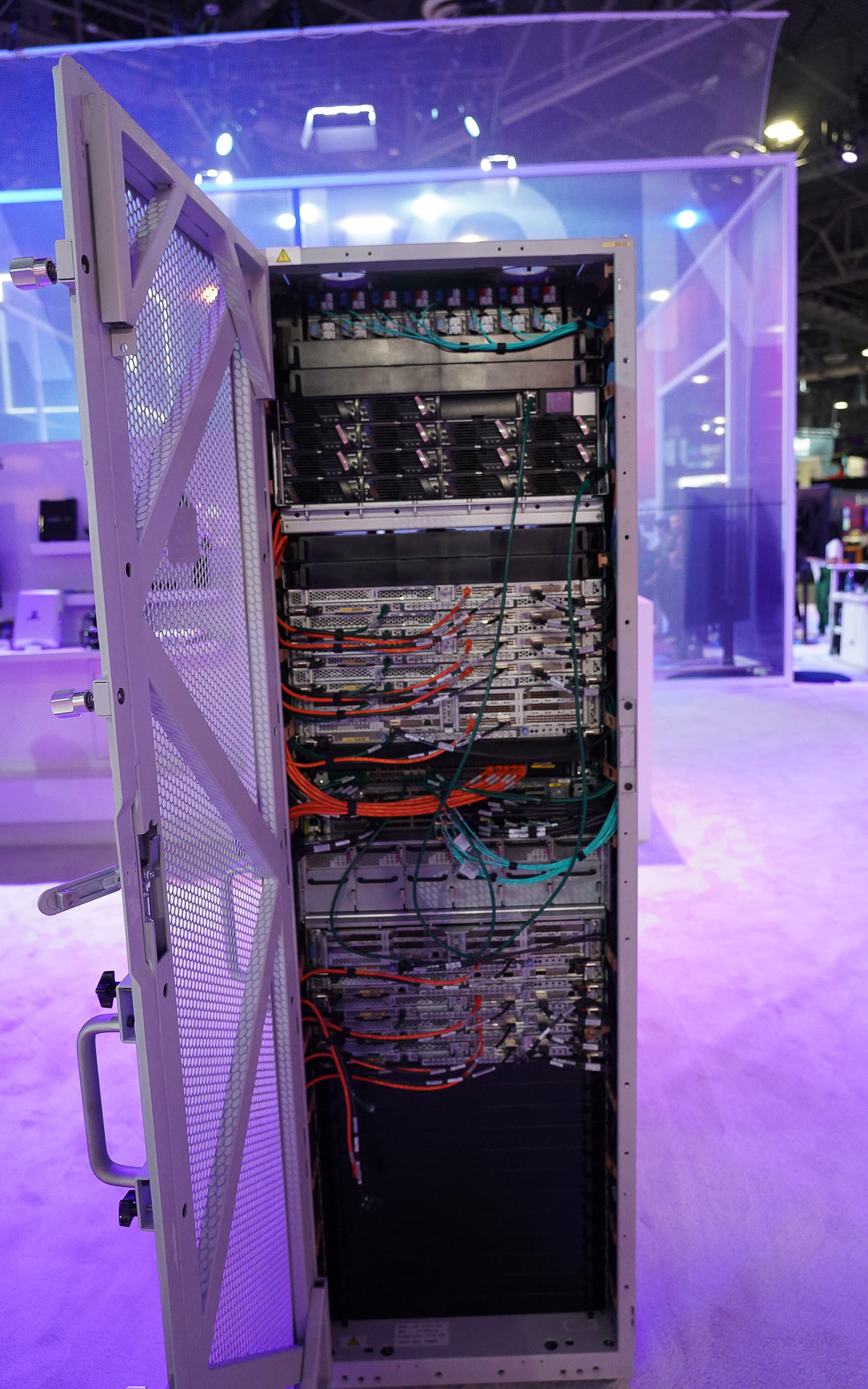 サーバー機器やネットワーク機器がたくさん置いてある施設をデータセンターと呼ぶ。AWSはそのデータセンターを世界各地に持っており、インターネットを経由して顧客企業にサービスとして提供する