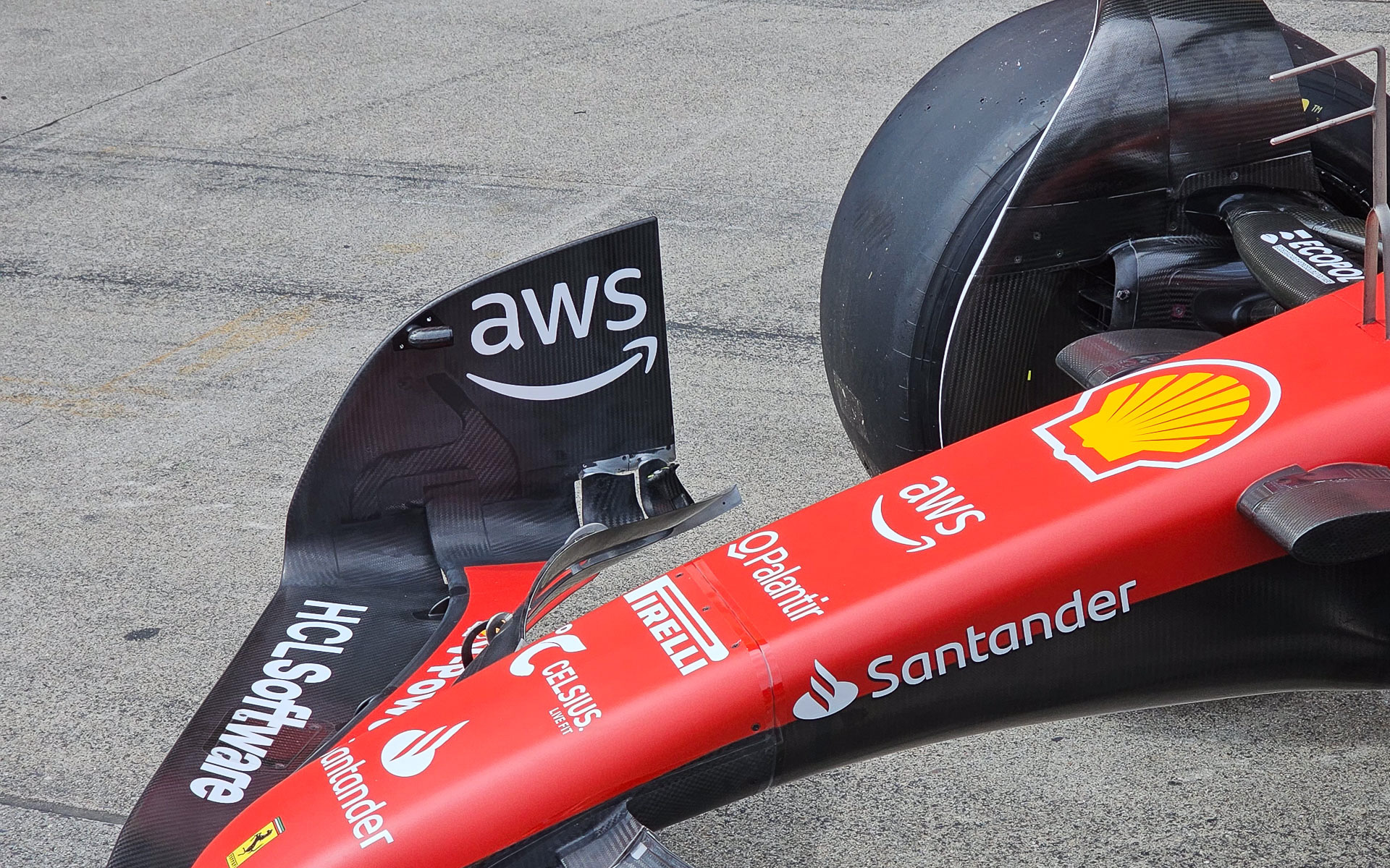 フロントウィング翼端板内側のAWSロゴ