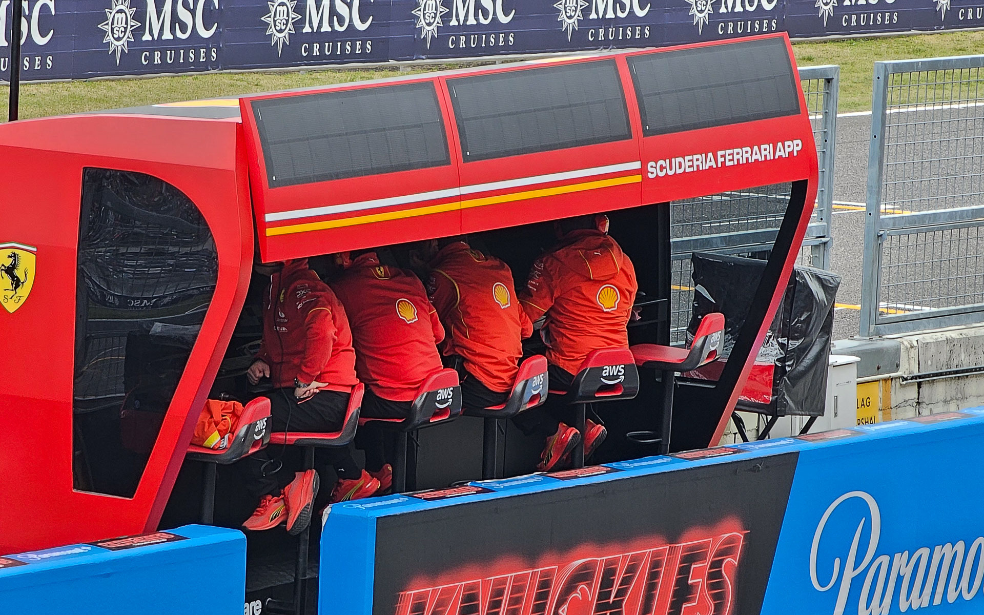 チーム首脳陣が座るピットウォールの椅子にもAWSロゴがついている