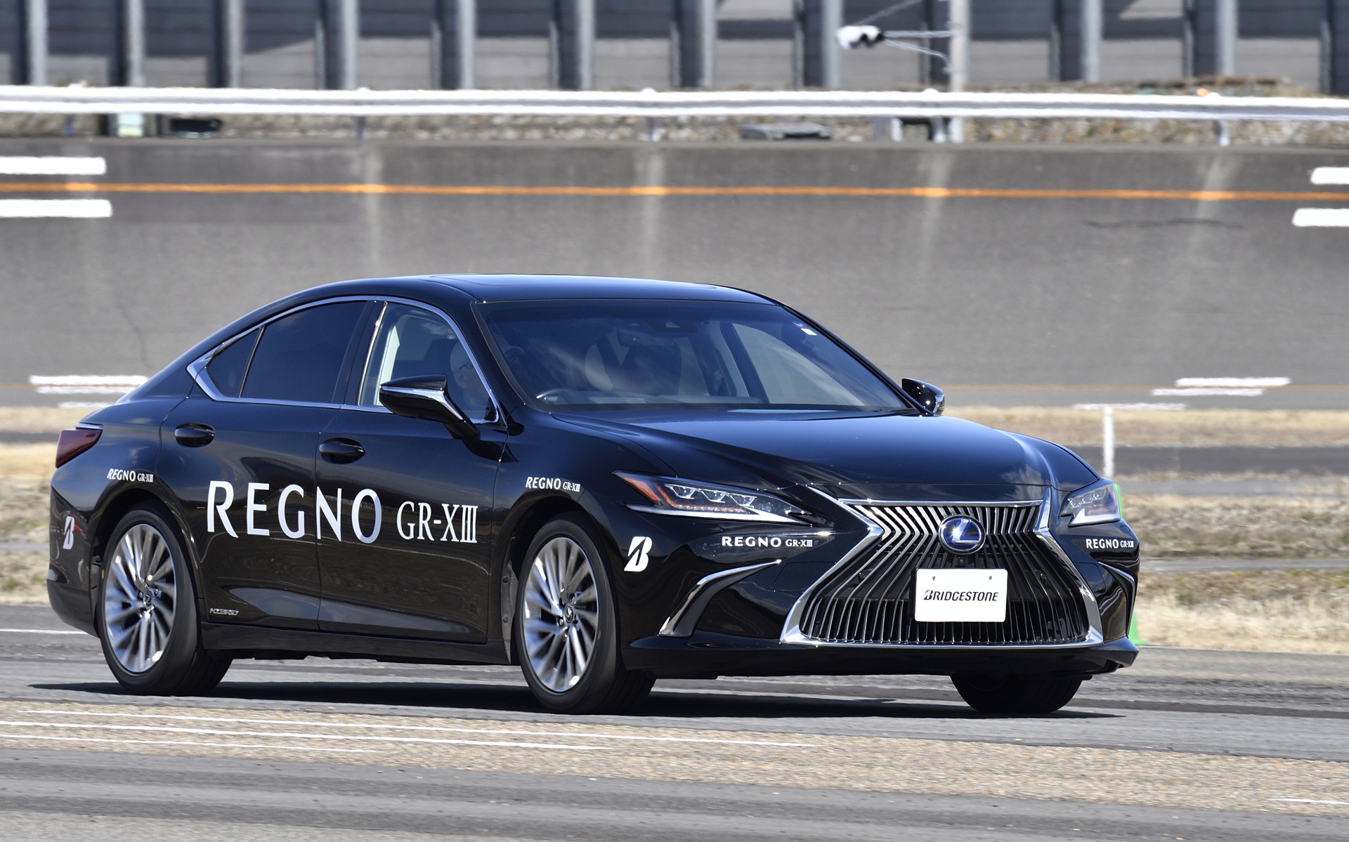 GR-XIIIは路面による音の変化が少ない