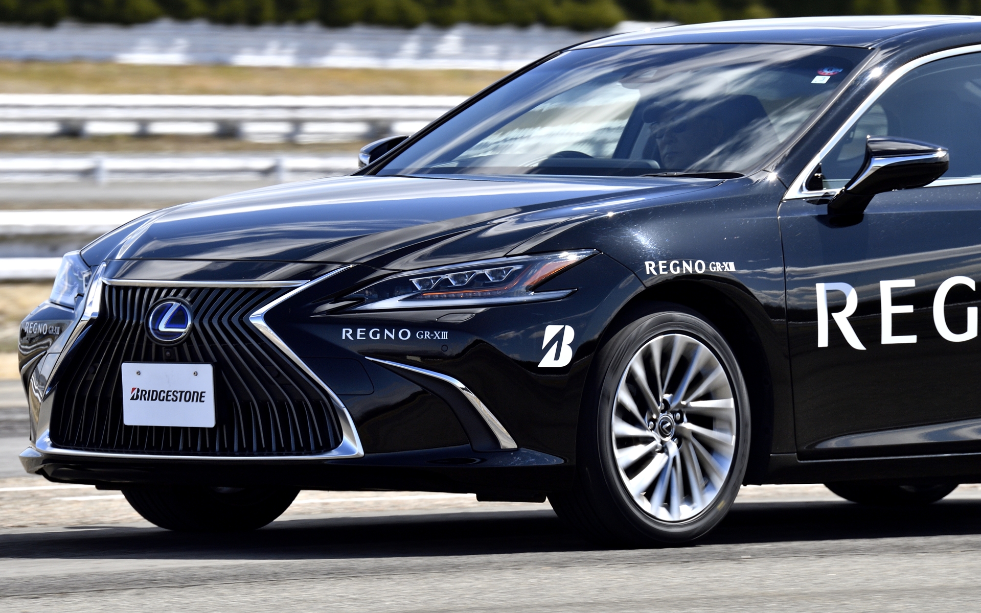 GR-XIIIは路面による音の変化が少ない