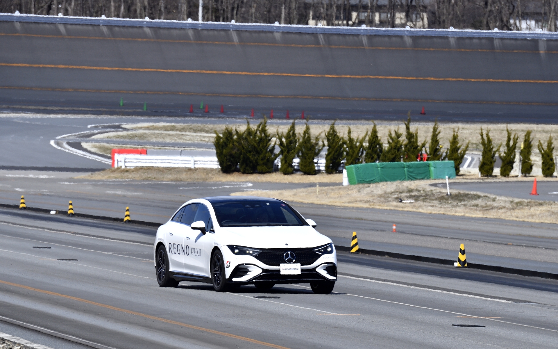 メルセデスEQEでは中高速でのハンドリングを確認した